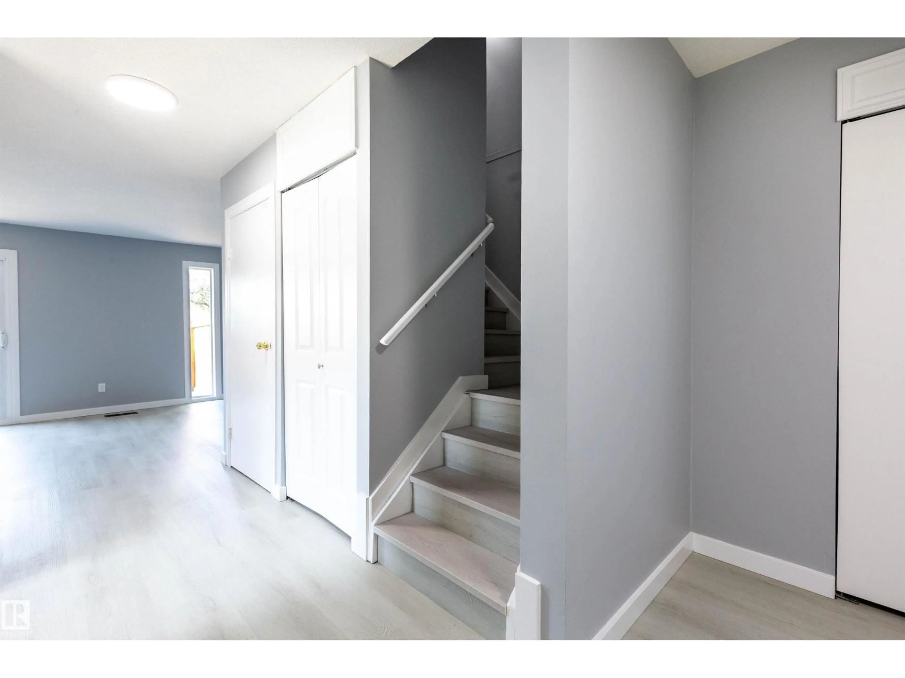 Indoor entryway for 547 DUNLUCE RD, Edmonton Alberta T5X4P4