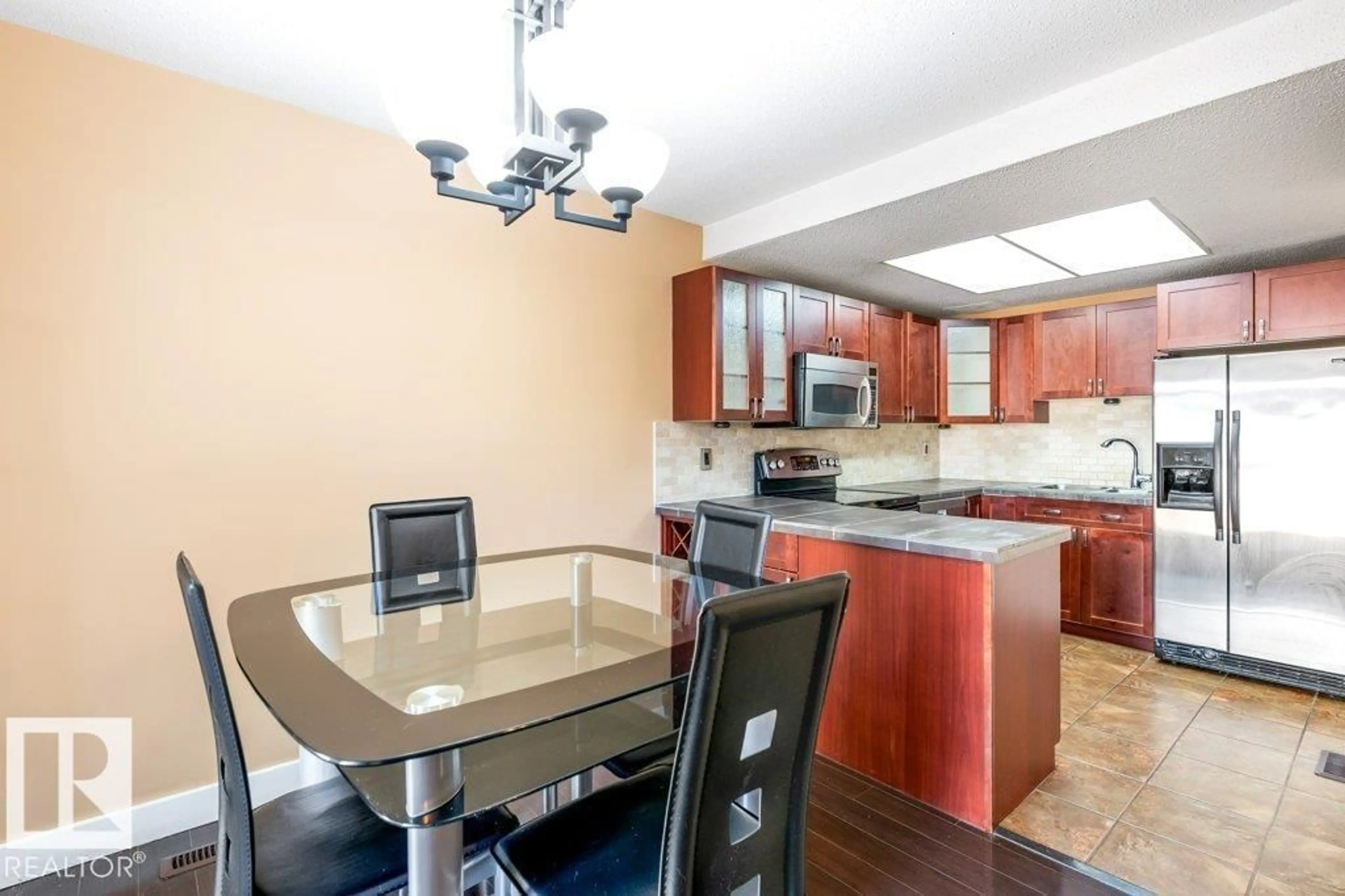 Open concept kitchen, unknown for 216 CHATEAU PL, Edmonton Alberta T5T1V3