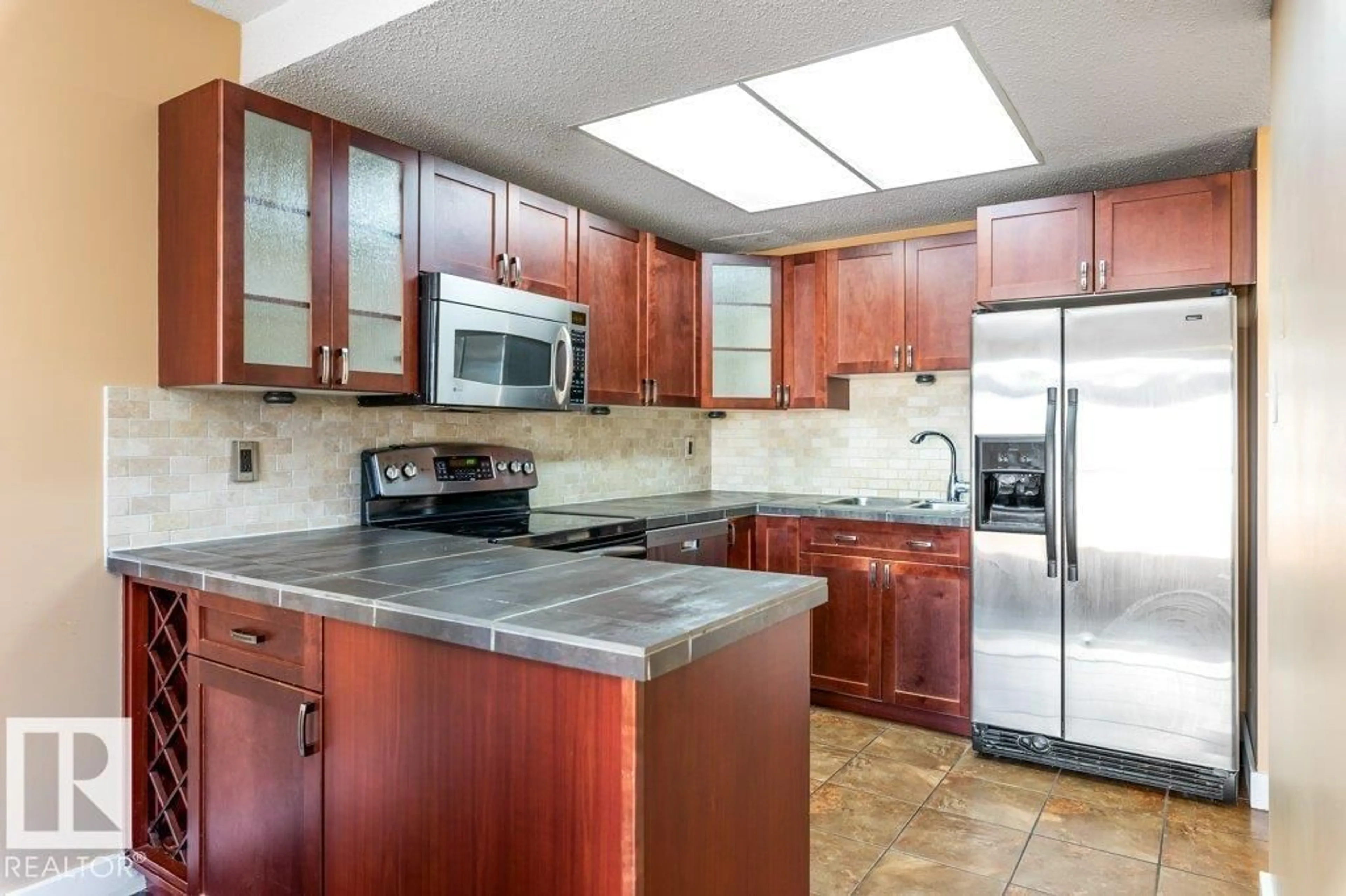 Standard kitchen, ceramic/tile floor for 216 CHATEAU PL, Edmonton Alberta T5T1V3
