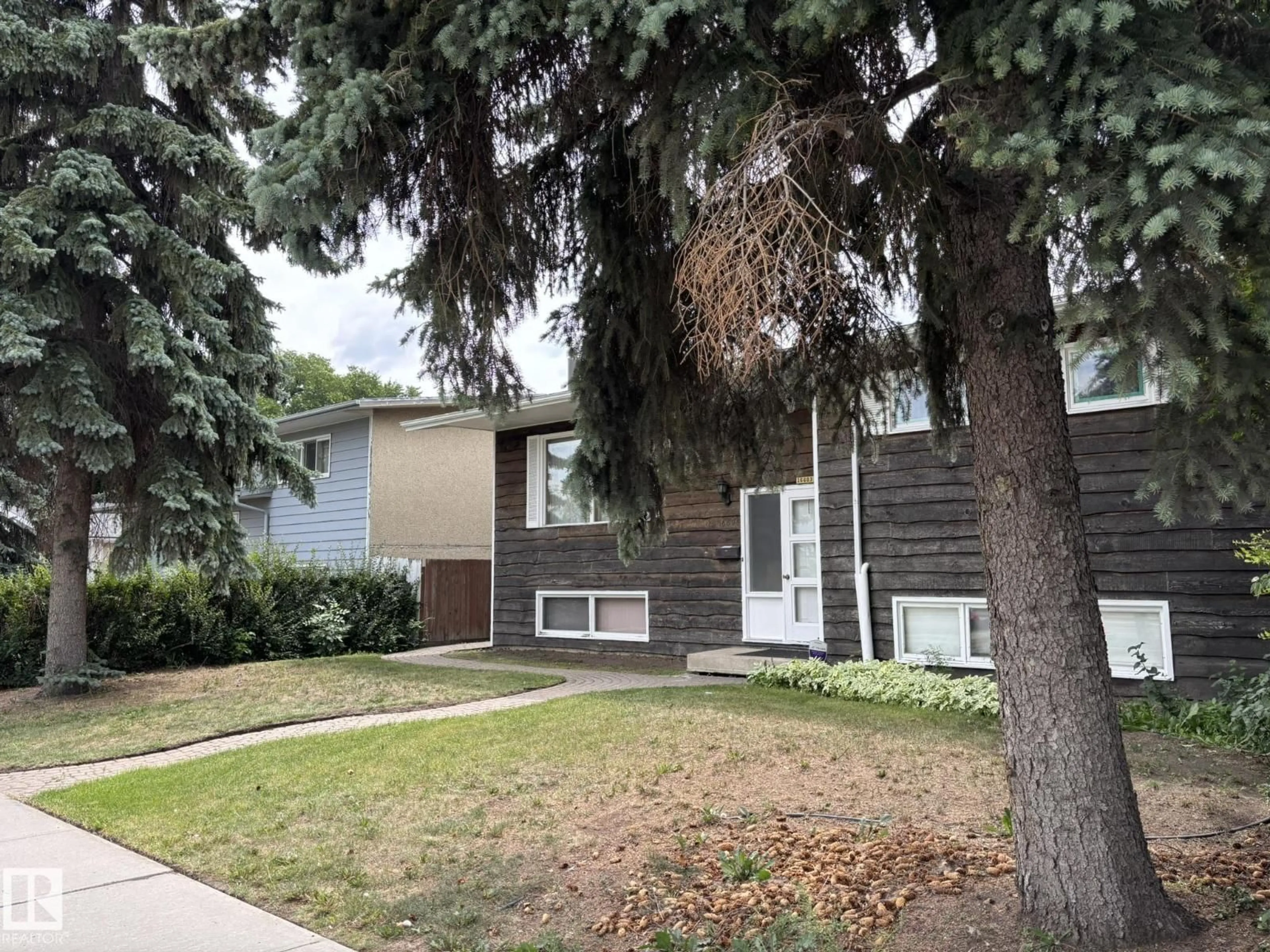 Home with vinyl exterior material, street for 16603 95 AV, Edmonton Alberta T5P0B1