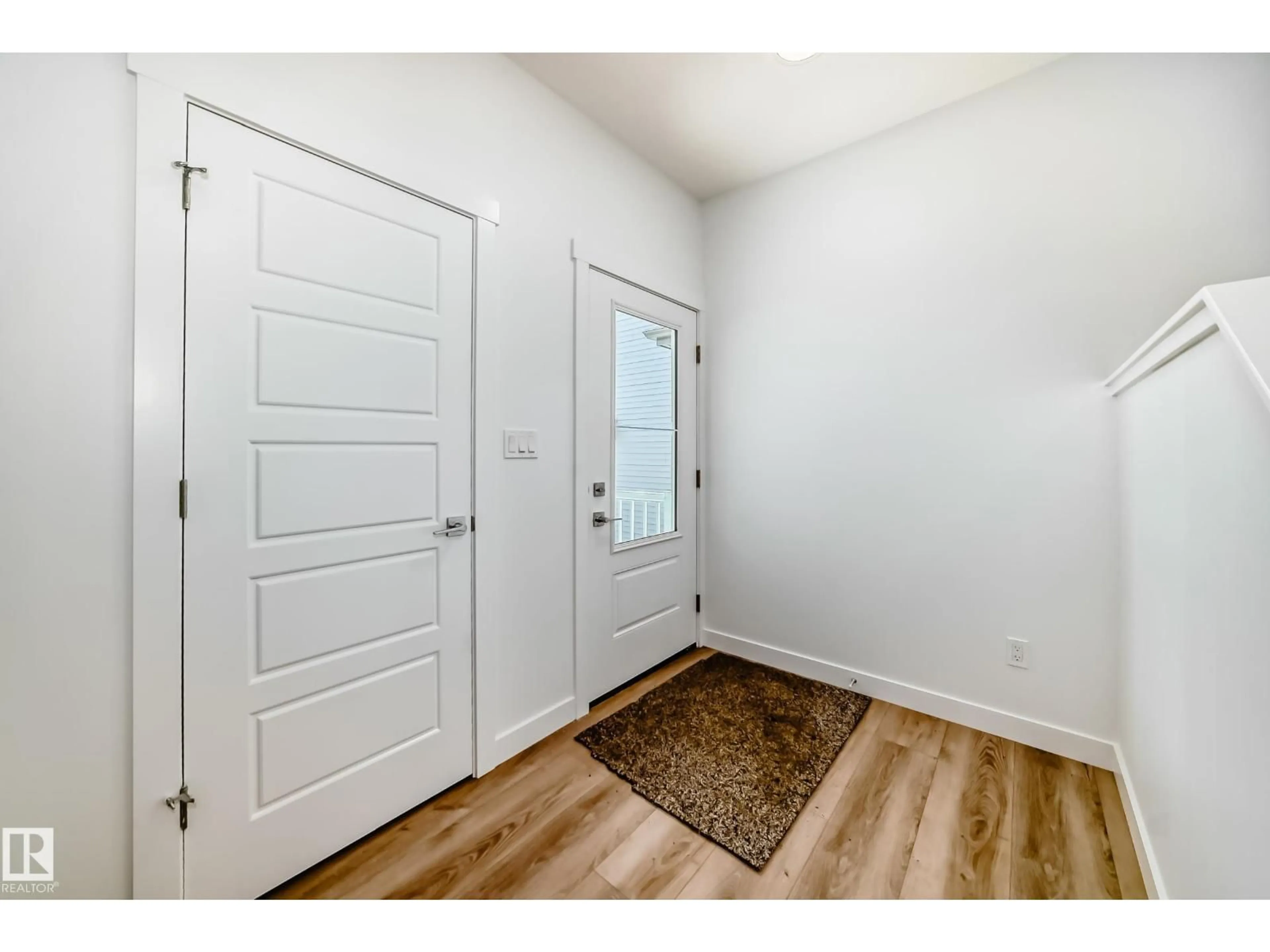 Indoor entryway for 637 KINGLET BV, Edmonton Alberta T5S0S8