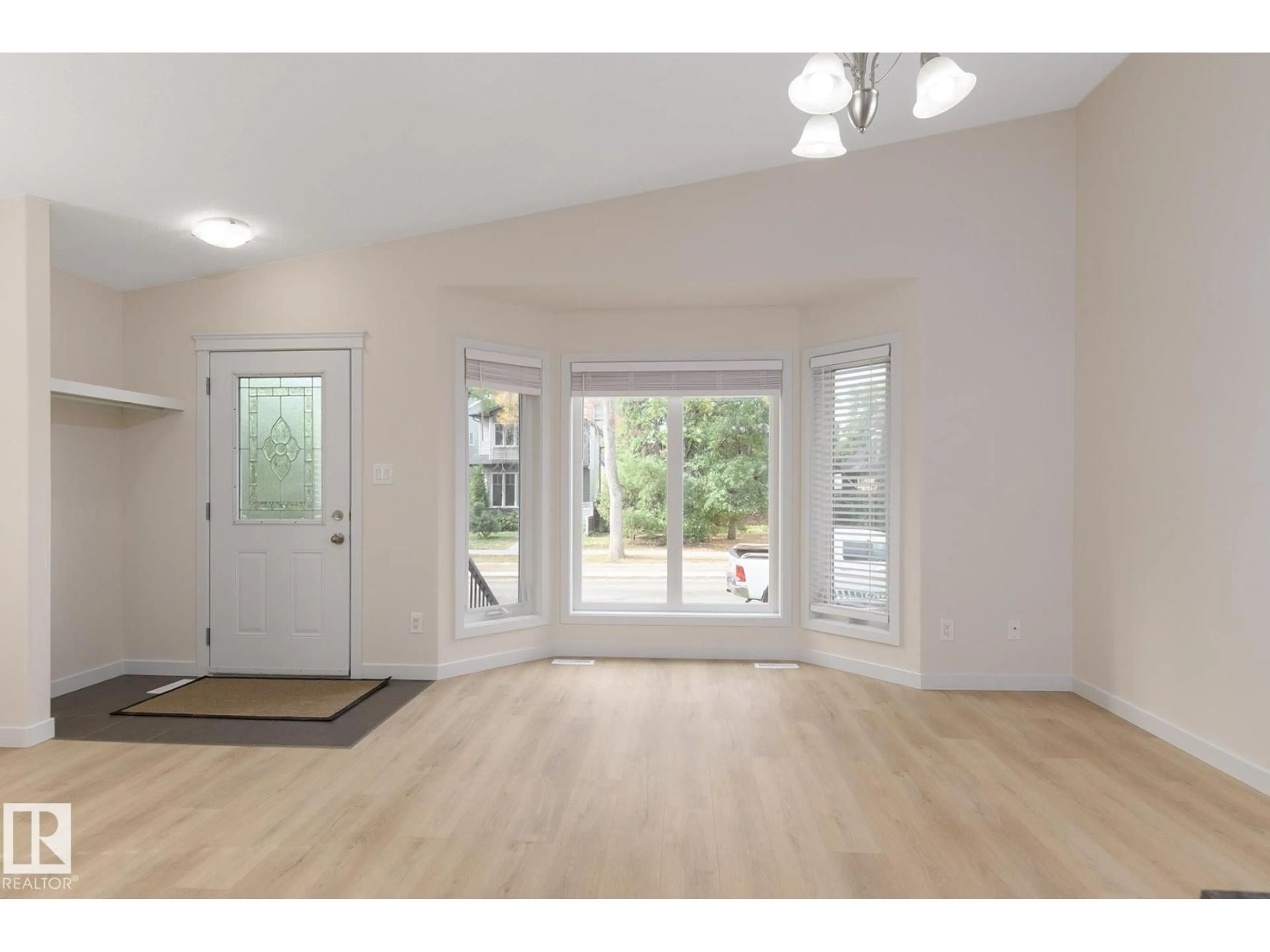 Indoor entryway for 11137 127 ST, Edmonton Alberta T5M0T5