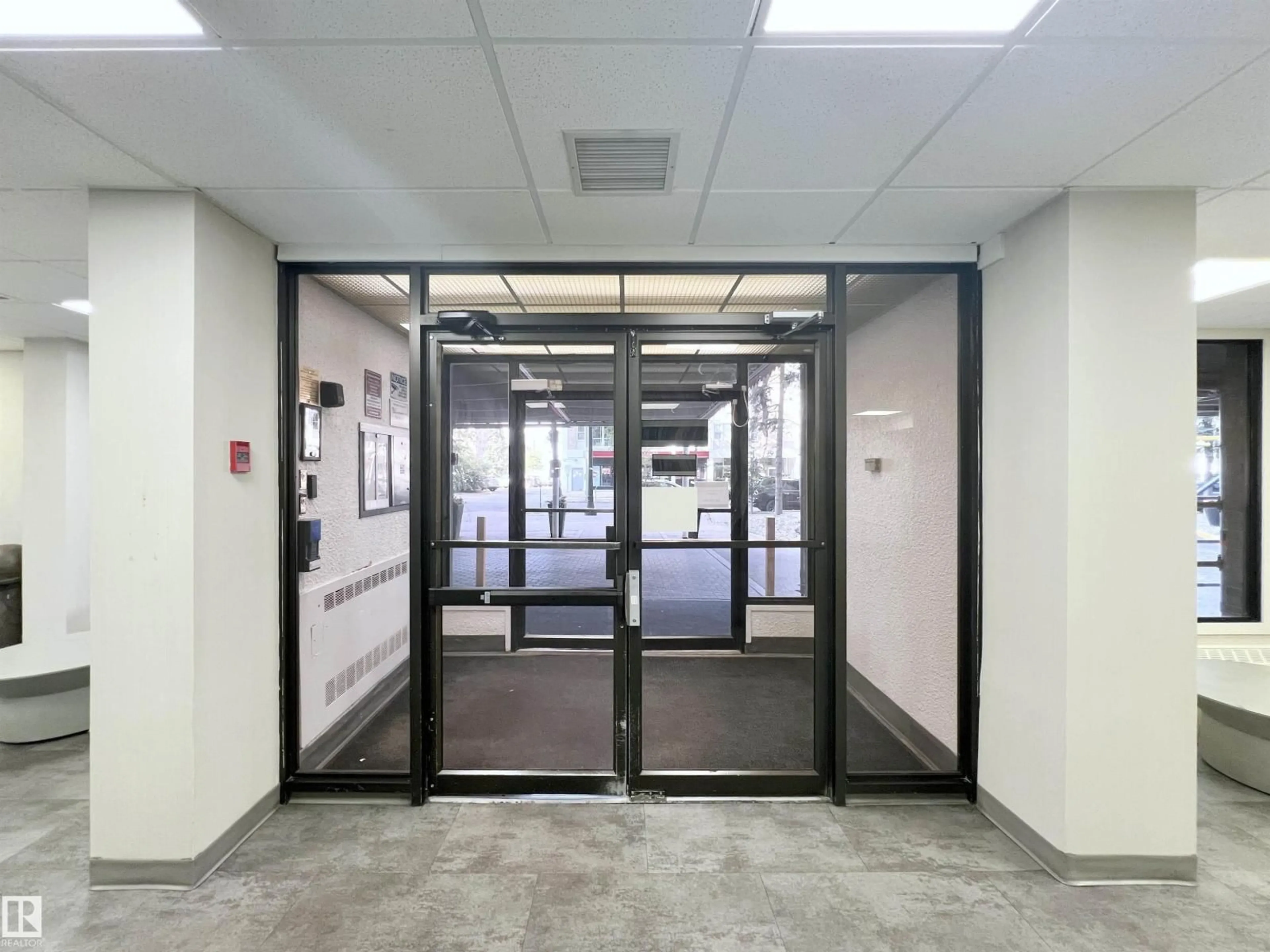 Indoor foyer for #801 - 9909 104 ST, Edmonton Alberta T5K2G5