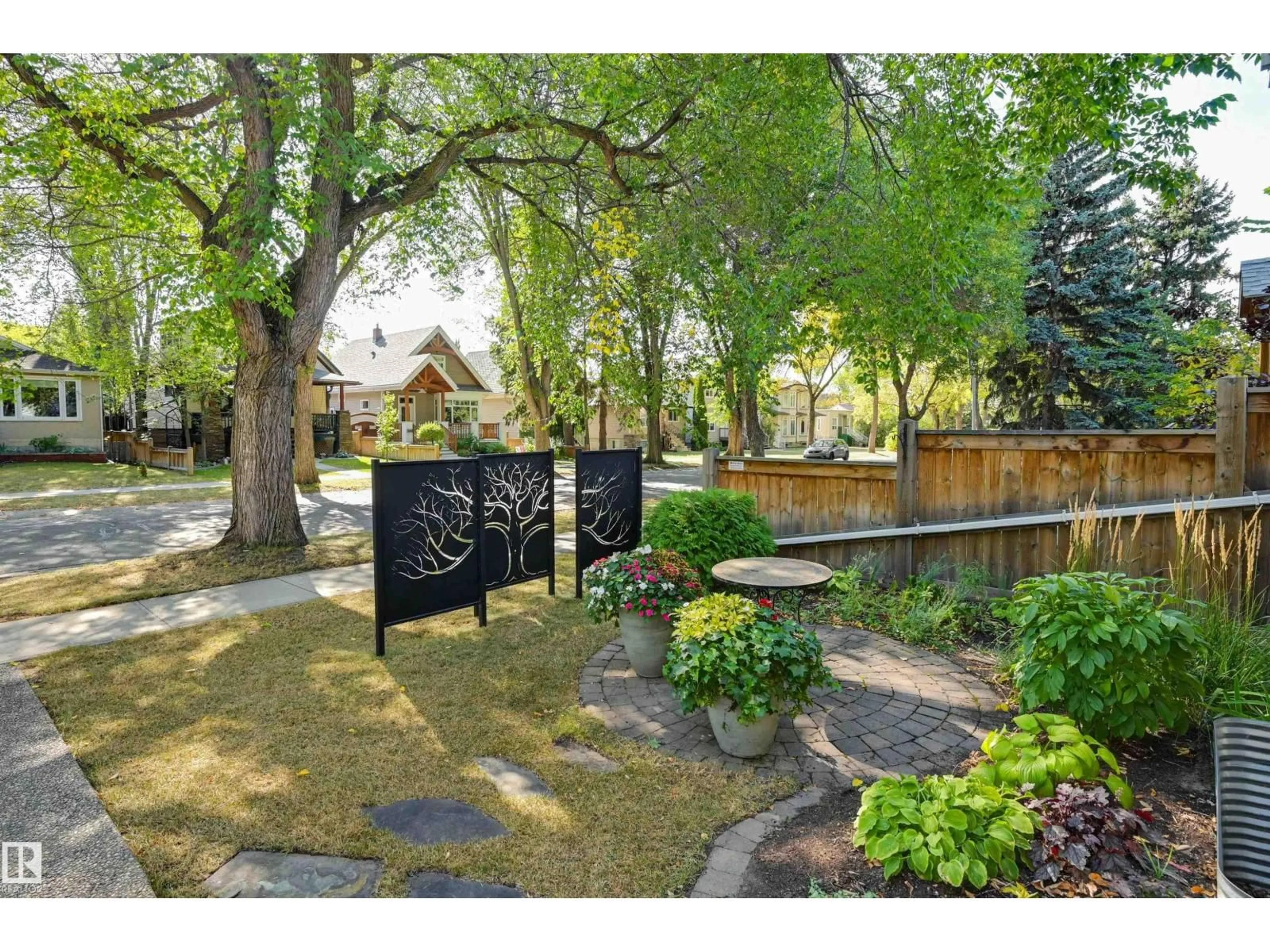 Patio, street for NW - 10810 74 AV, Edmonton Alberta T6E1G9