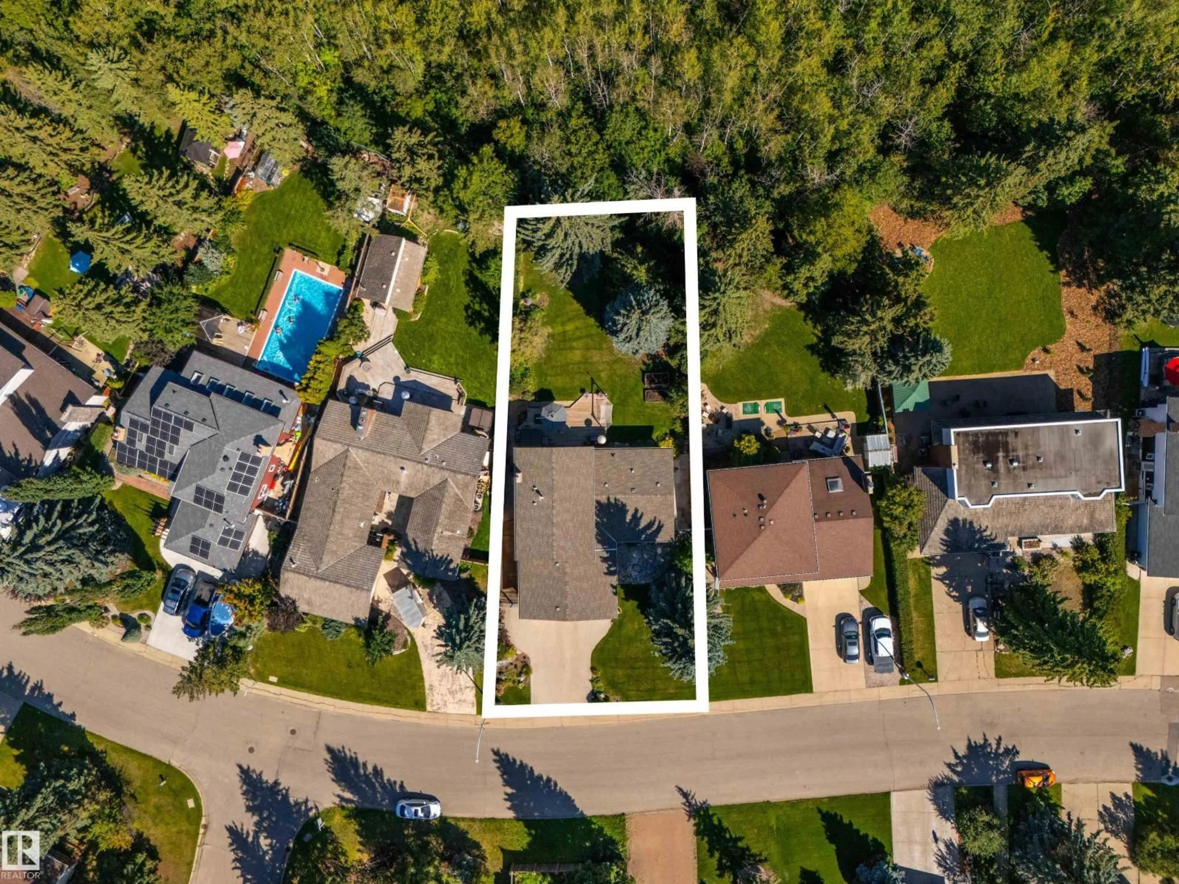 A pic from outside/outdoor area/front of a property/back of a property/a pic from drone, street for 279 WESTRIDGE RD, Edmonton Alberta T5T1C2
