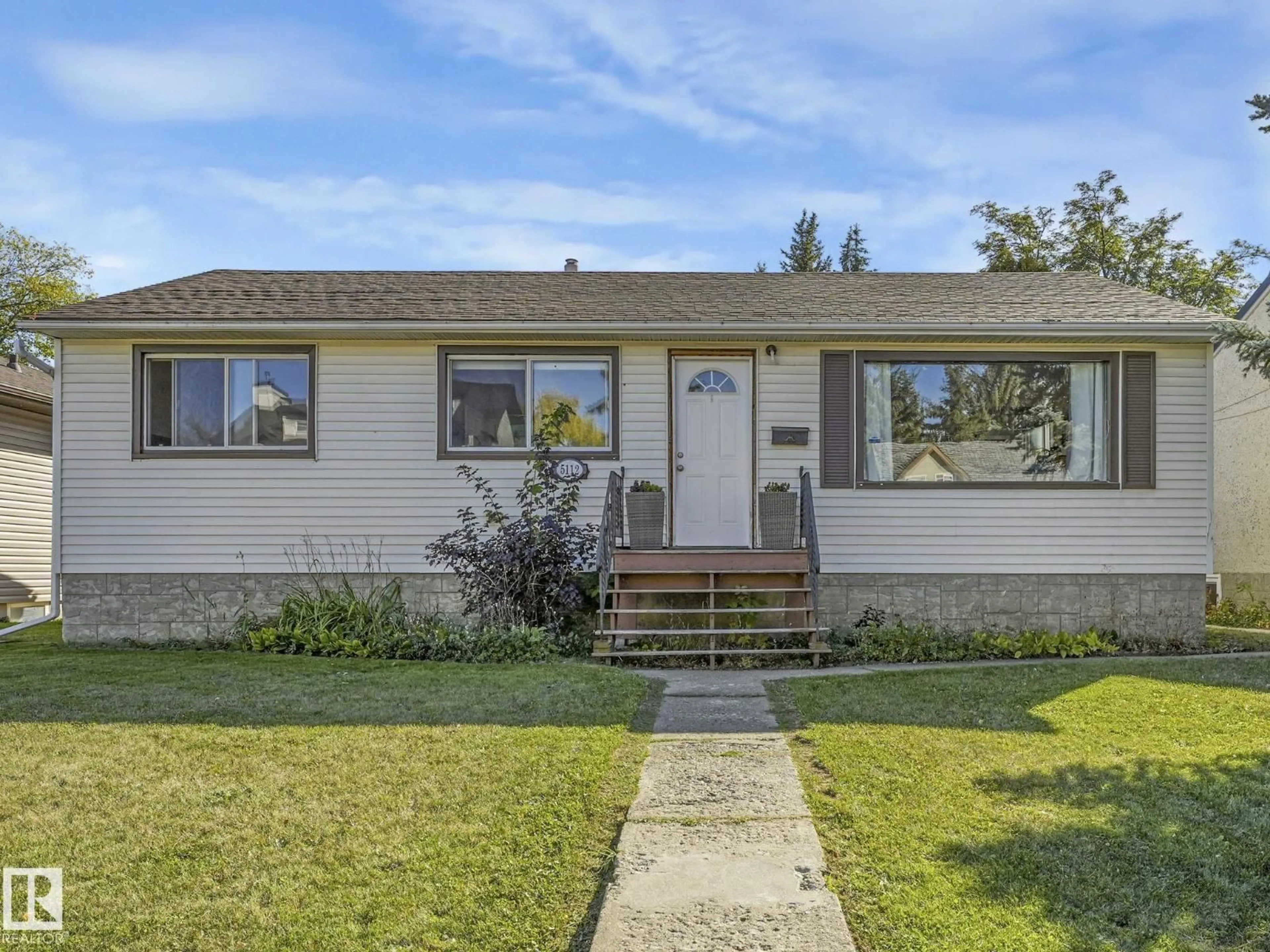 Home with vinyl exterior material, street for 5112 54 AV, Stony Plain Alberta T7Z1B8