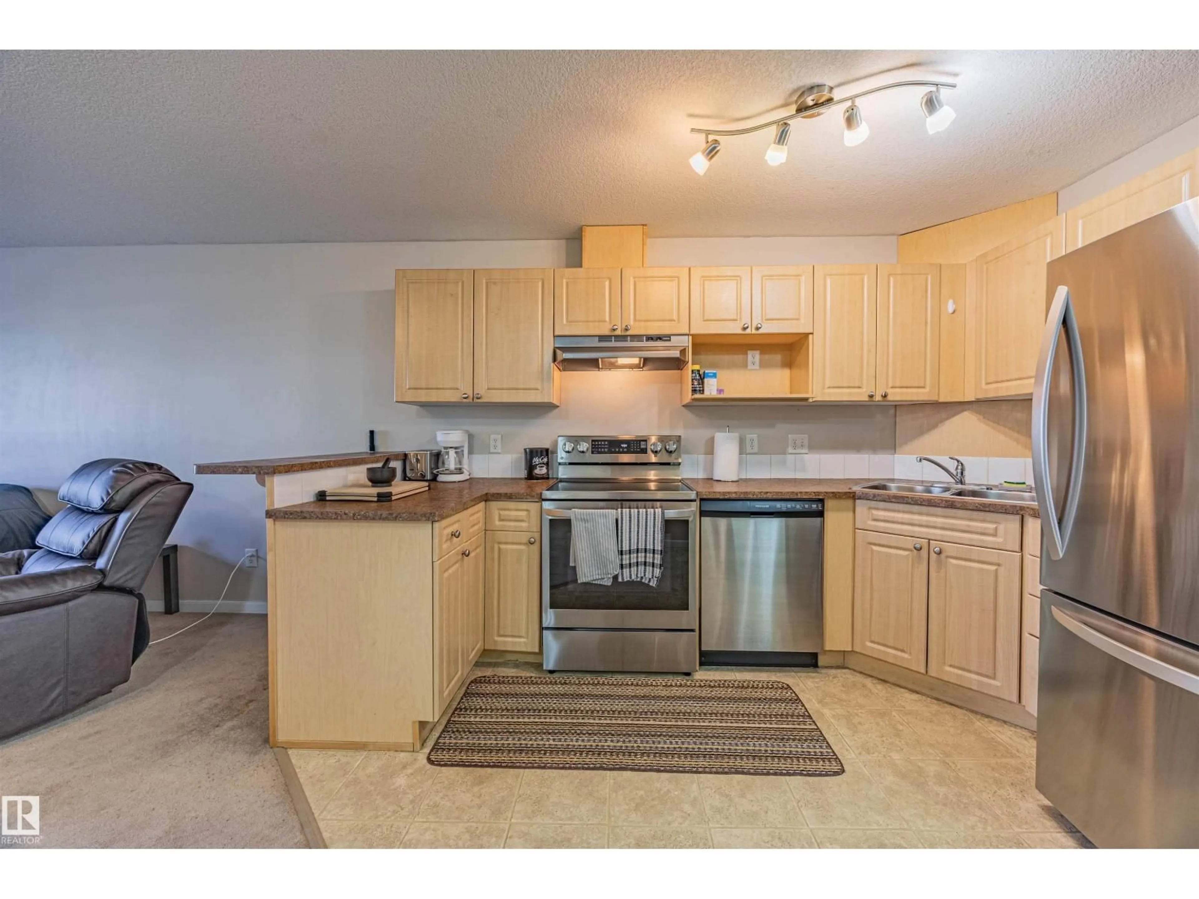 Standard kitchen, unknown for 208 - 240 SPRUCE RIDGE RD, Spruce Grove Alberta T7X0G5
