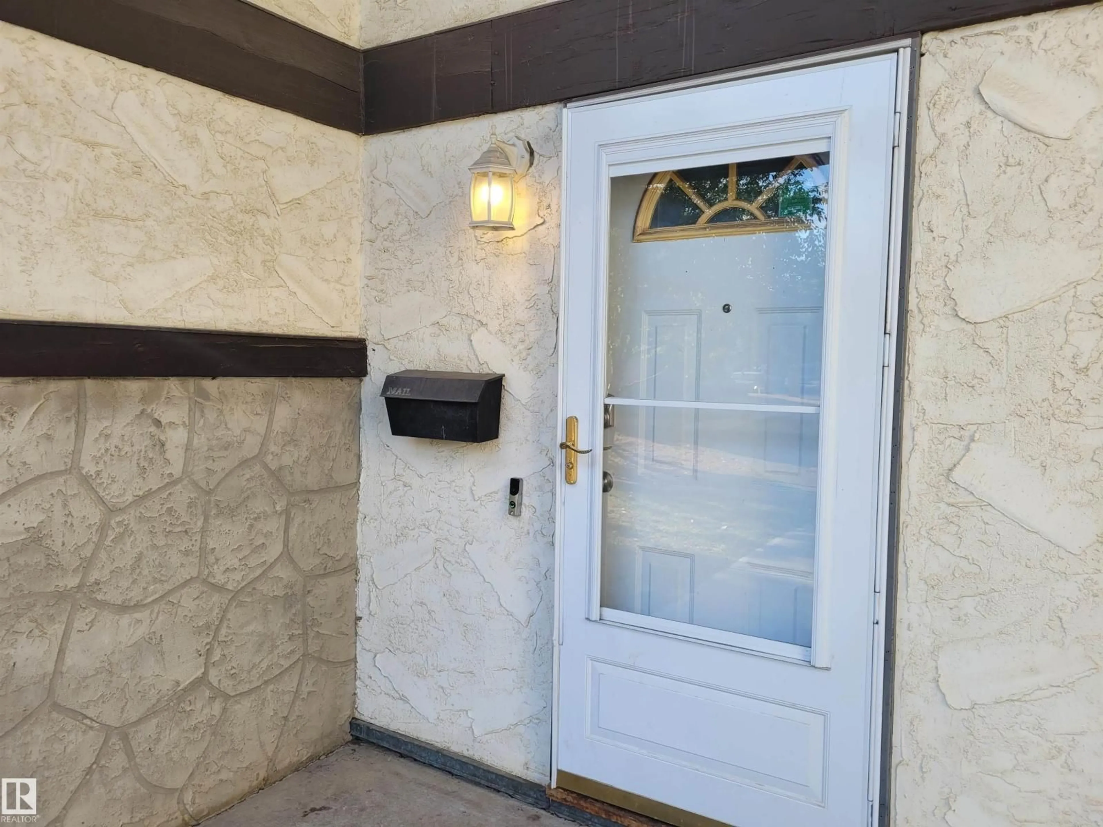 Indoor entryway for 69 NORTHWOODS VG, Edmonton Alberta T5X1T2