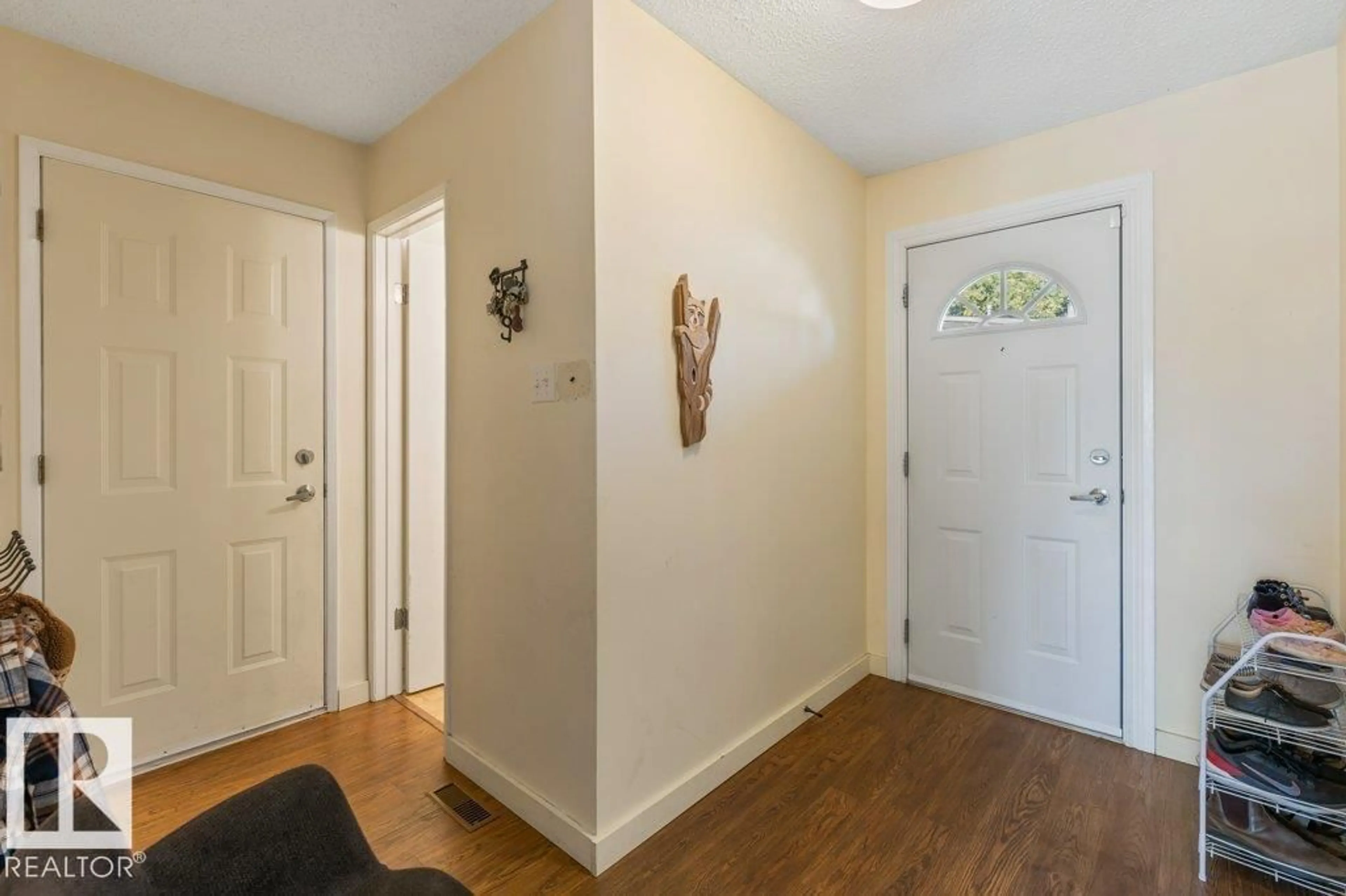 Indoor entryway for 100 GREENFIELD ES, St. Albert Alberta T8N2G2