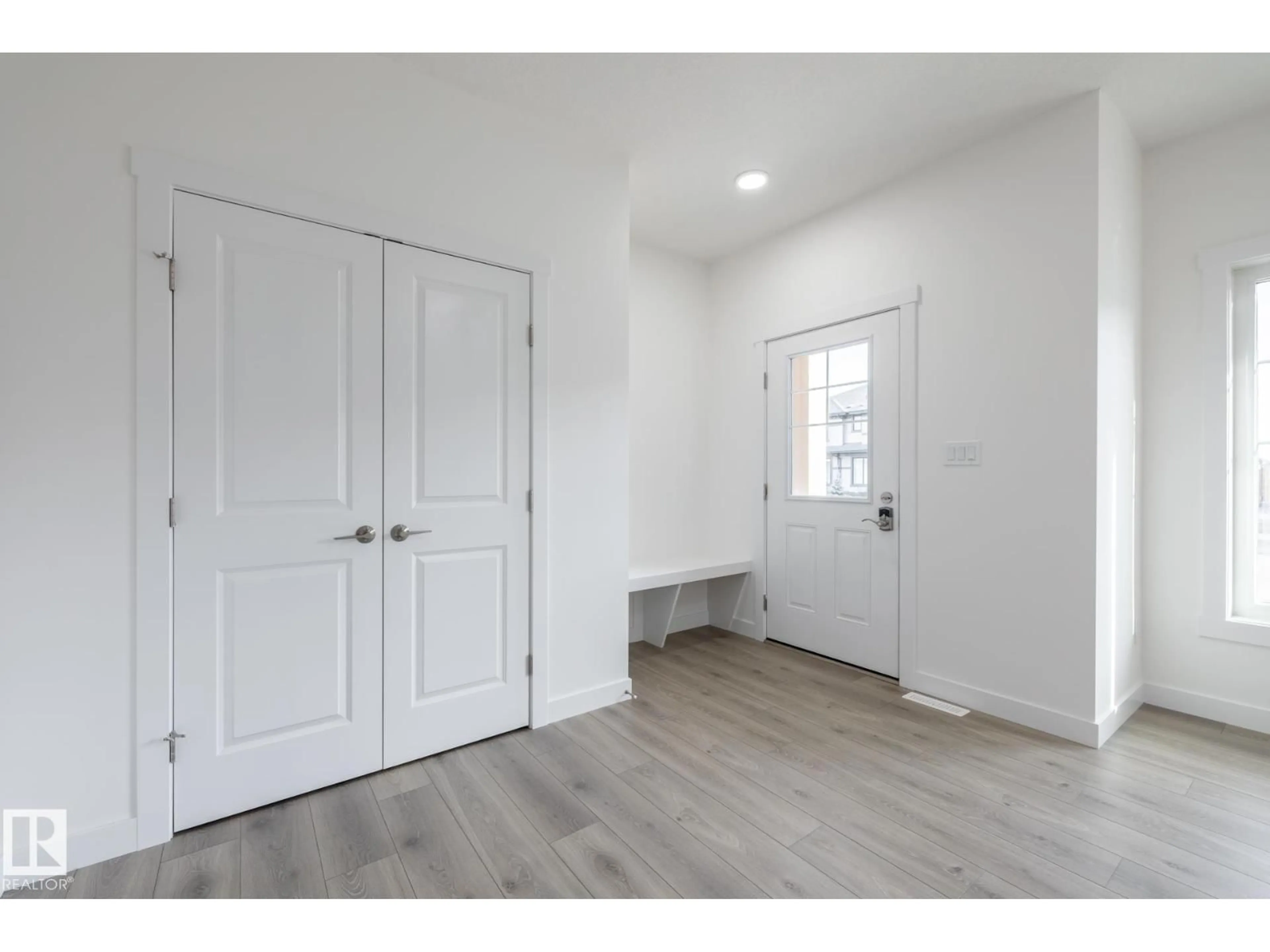 Indoor entryway for 1262 KESWICK DR, Edmonton Alberta T6W5P2