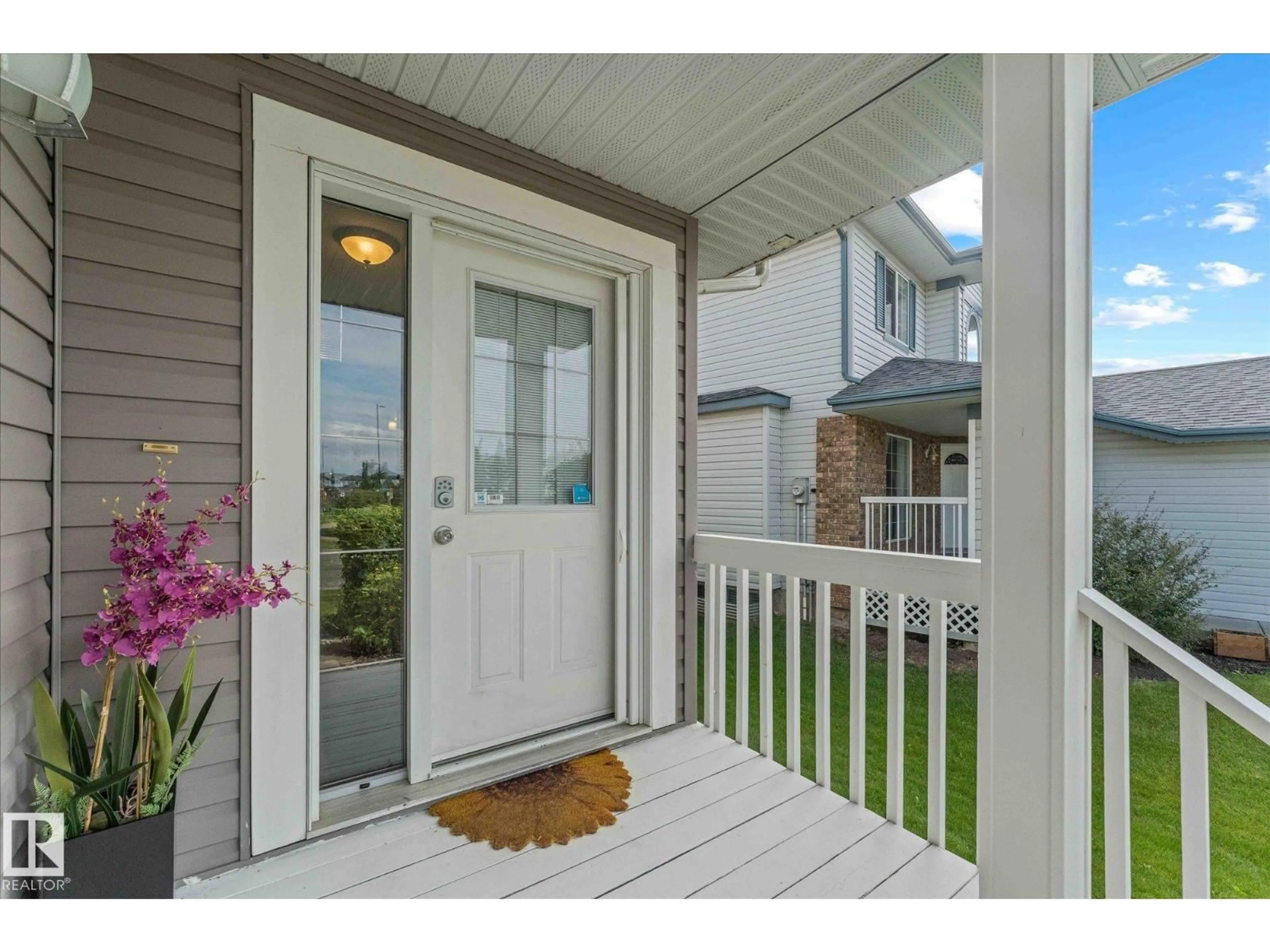 Indoor entryway for 121 CASTLE DR, Edmonton Alberta T5X6H1