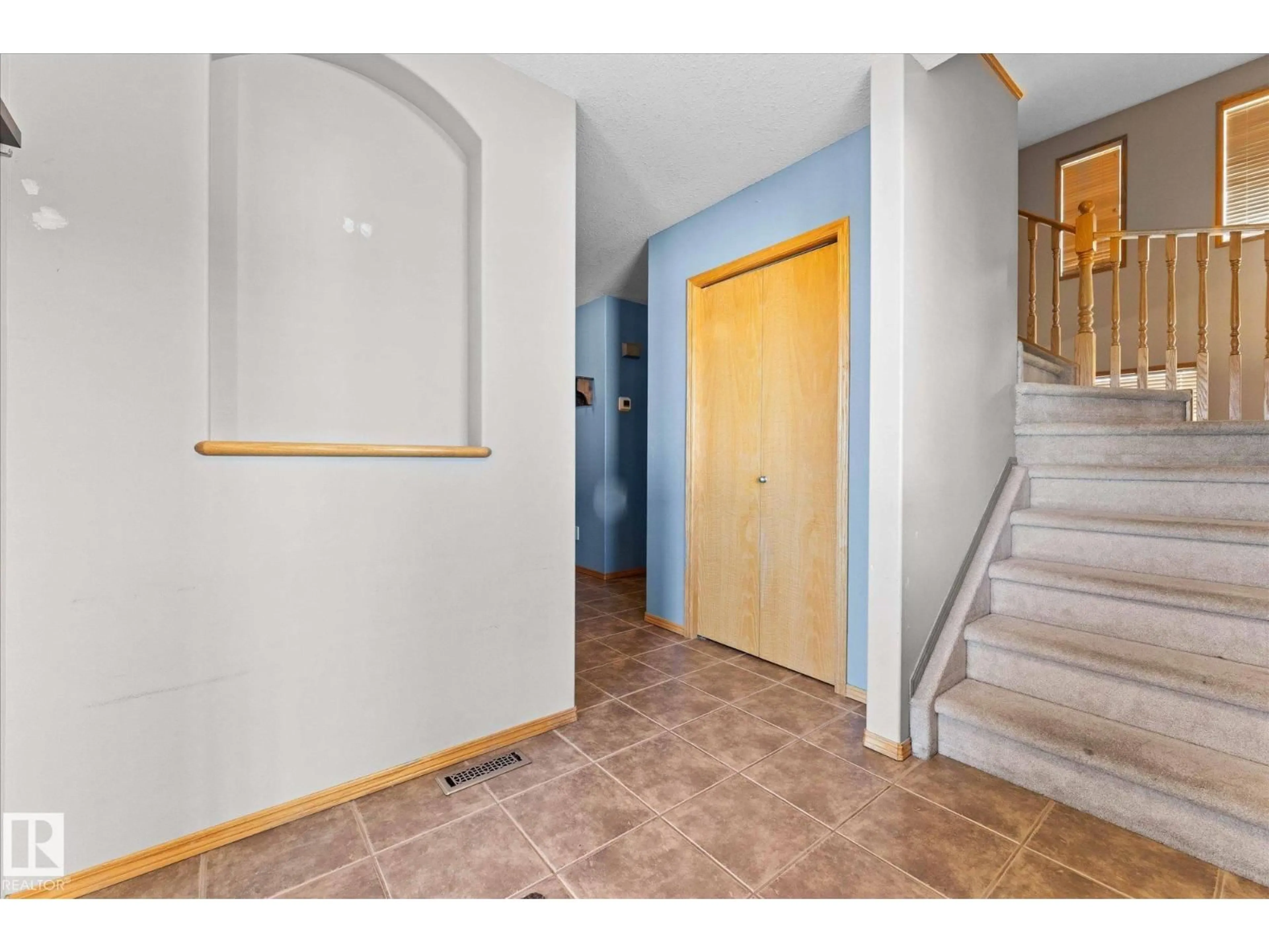 Indoor entryway for 121 CASTLE DR, Edmonton Alberta T5X6H1