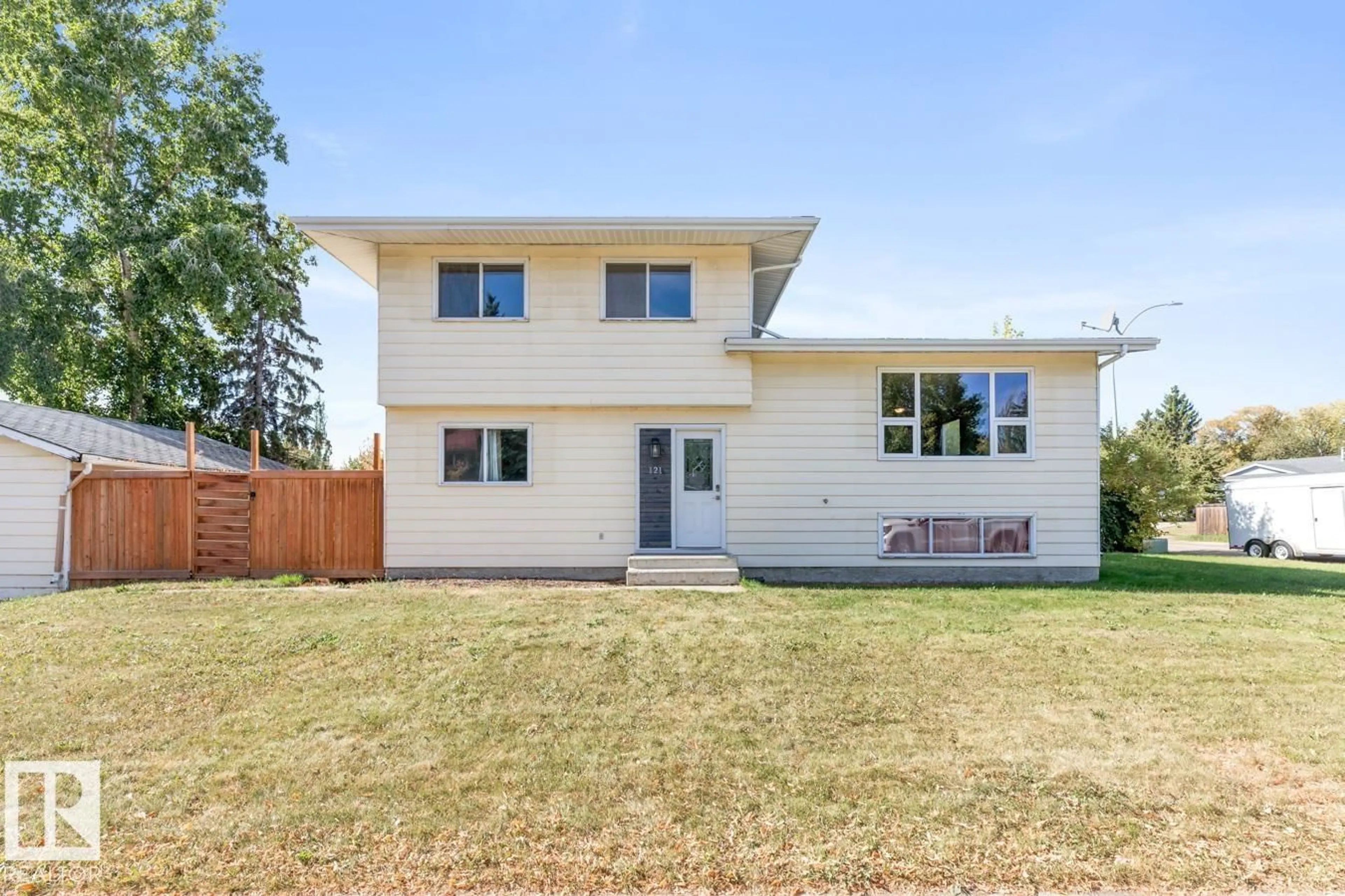 Home with vinyl exterior material, street for 121 GEORGIAN WY, Sherwood Park Alberta T8A2W3