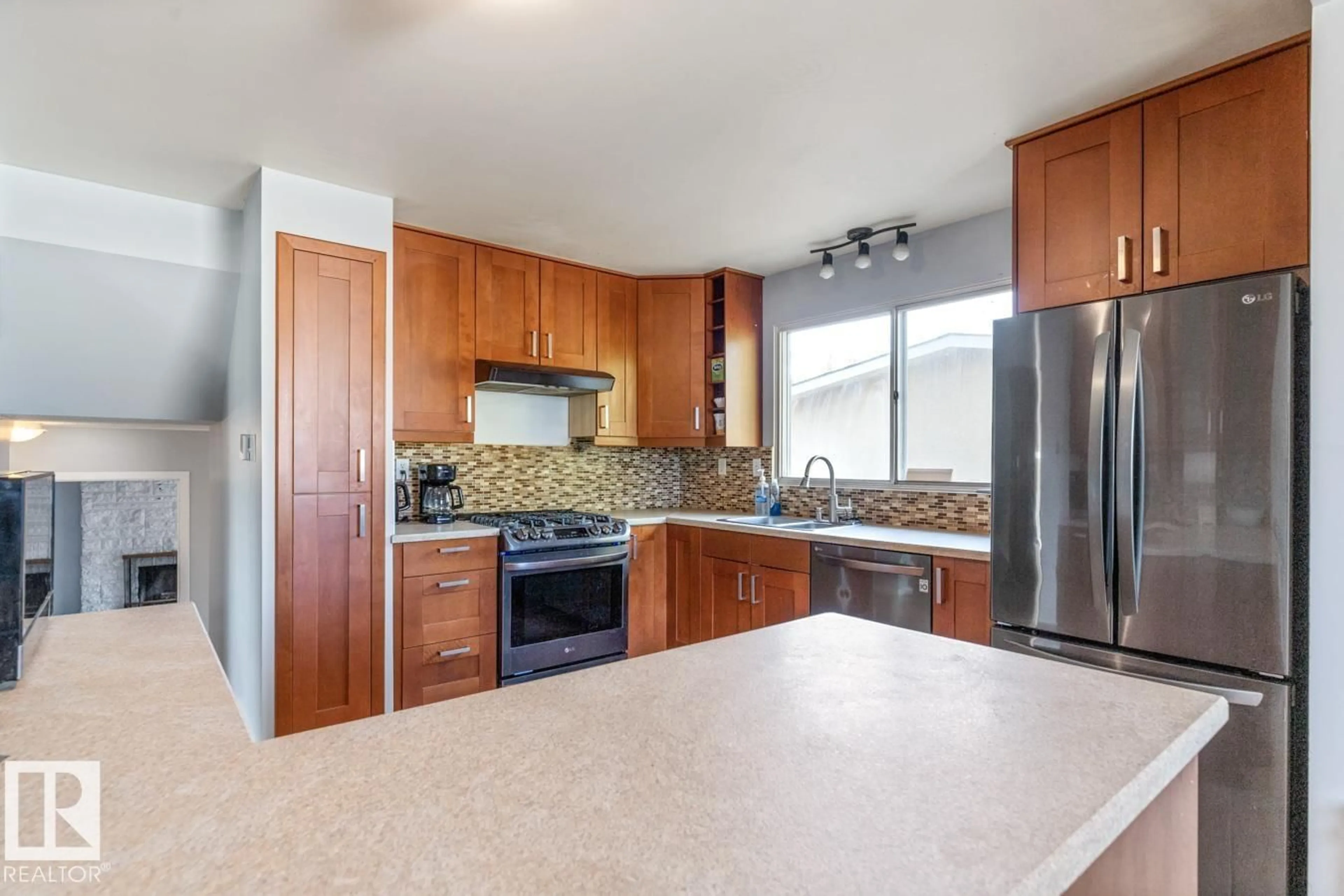 Standard kitchen, unknown for 121 GEORGIAN WY, Sherwood Park Alberta T8A2W3