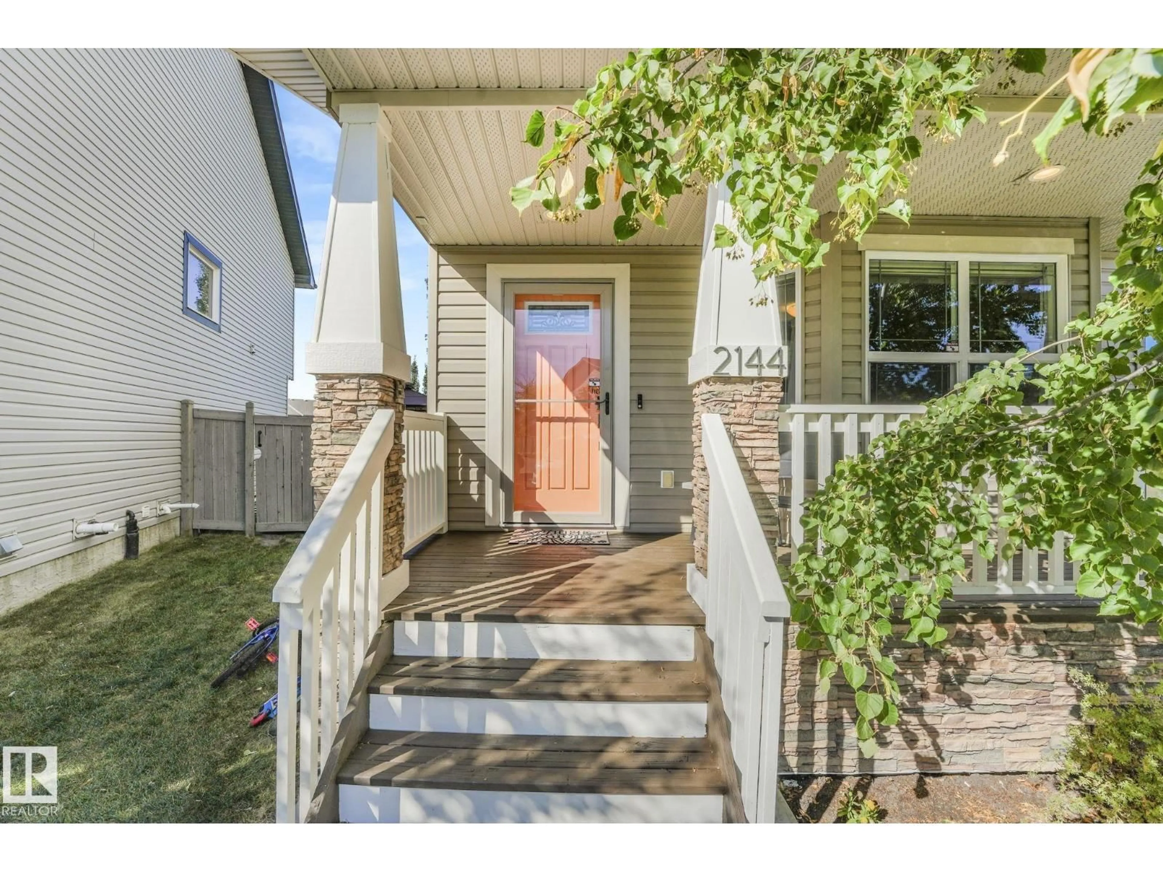 Indoor entryway for 2144 30 ST, Edmonton Alberta T6T0K3