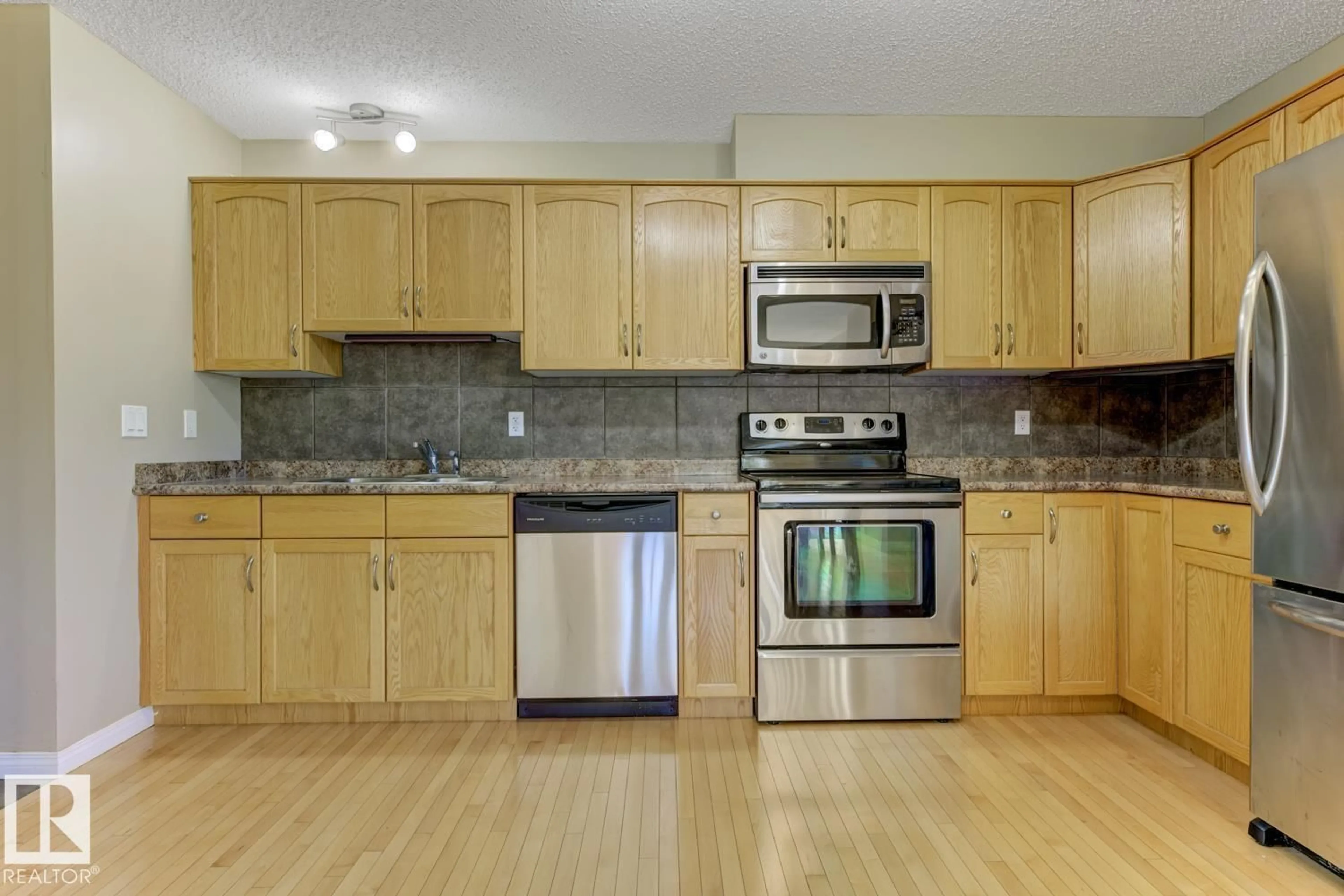 Standard kitchen, unknown for 11945 80 ST, Edmonton Alberta T5B2N8