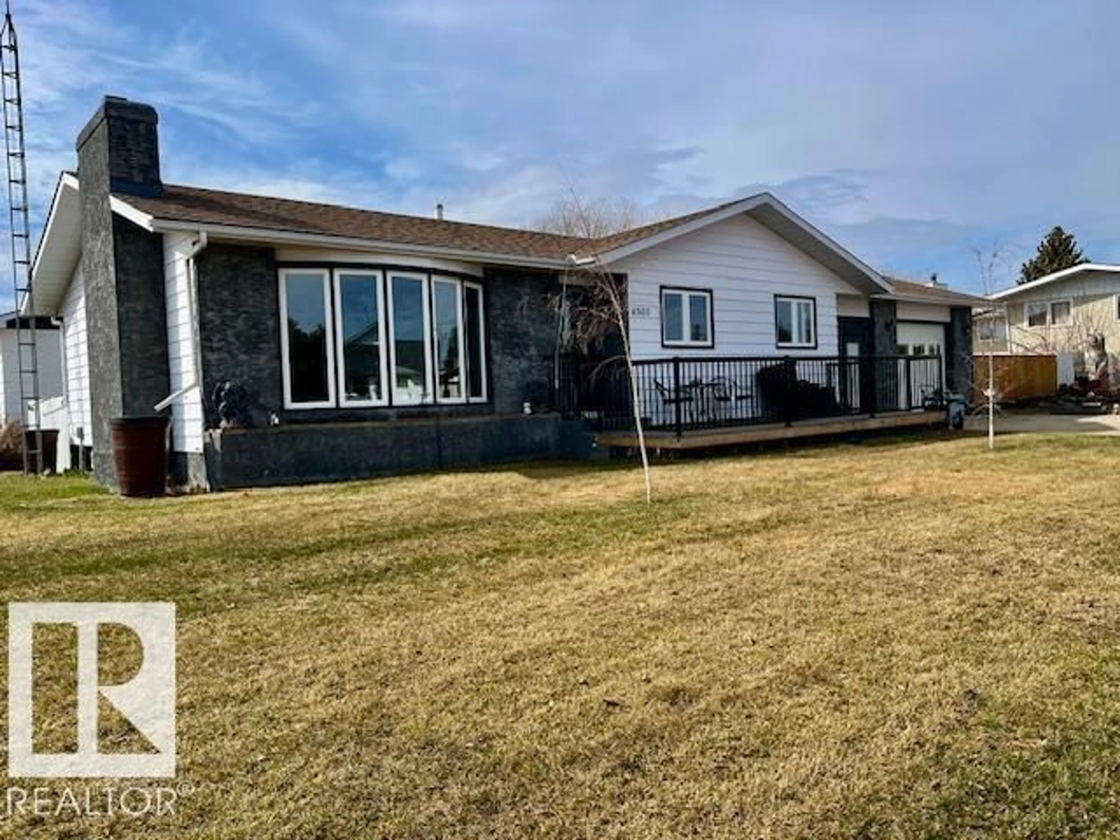 Home with vinyl exterior material, building for 4505 55 AV, Smoky Lake Town Alberta T0Z3C0