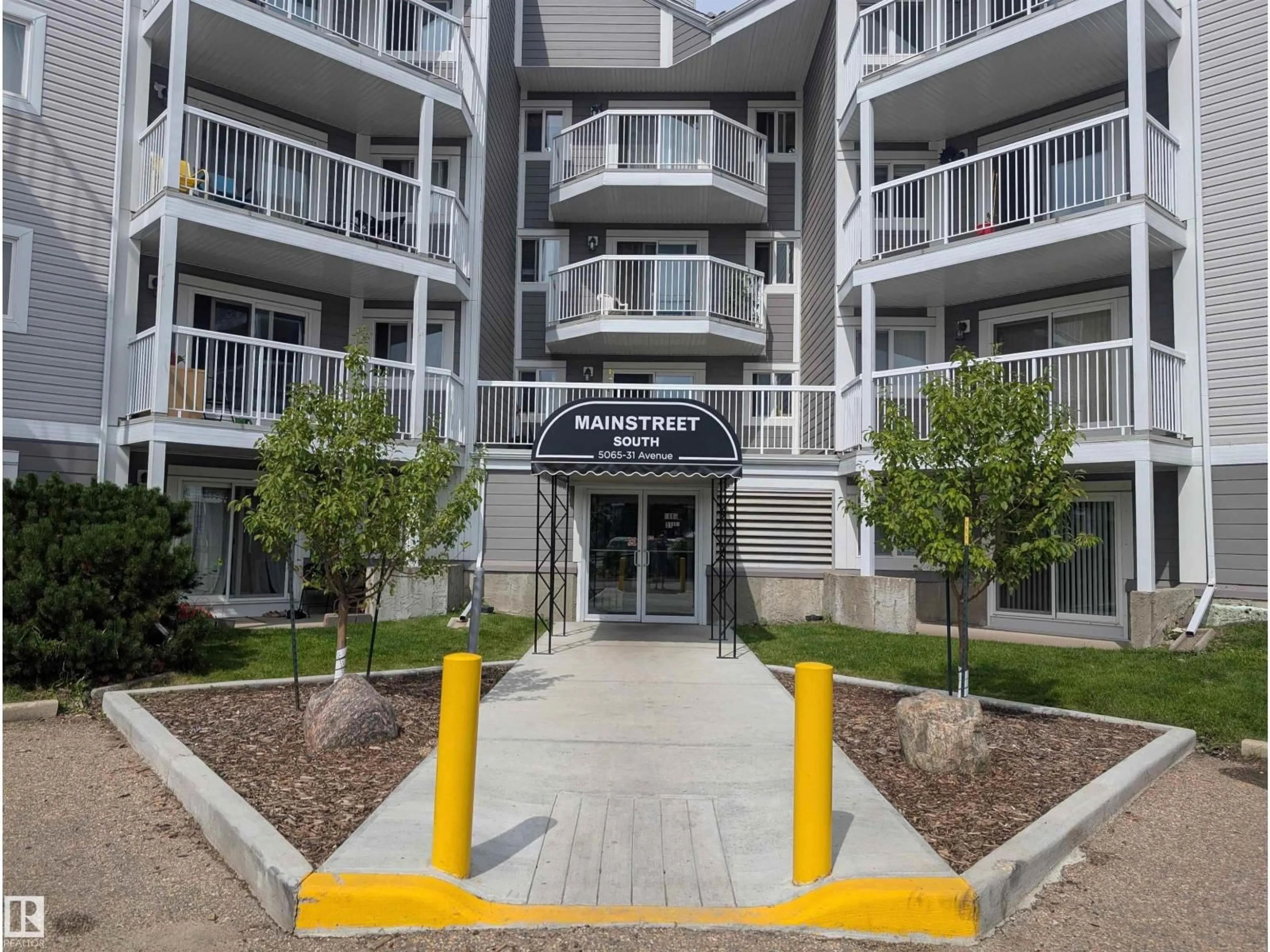 Indoor foyer for 110 - 5065 31 AV, Edmonton Alberta T6L6S5