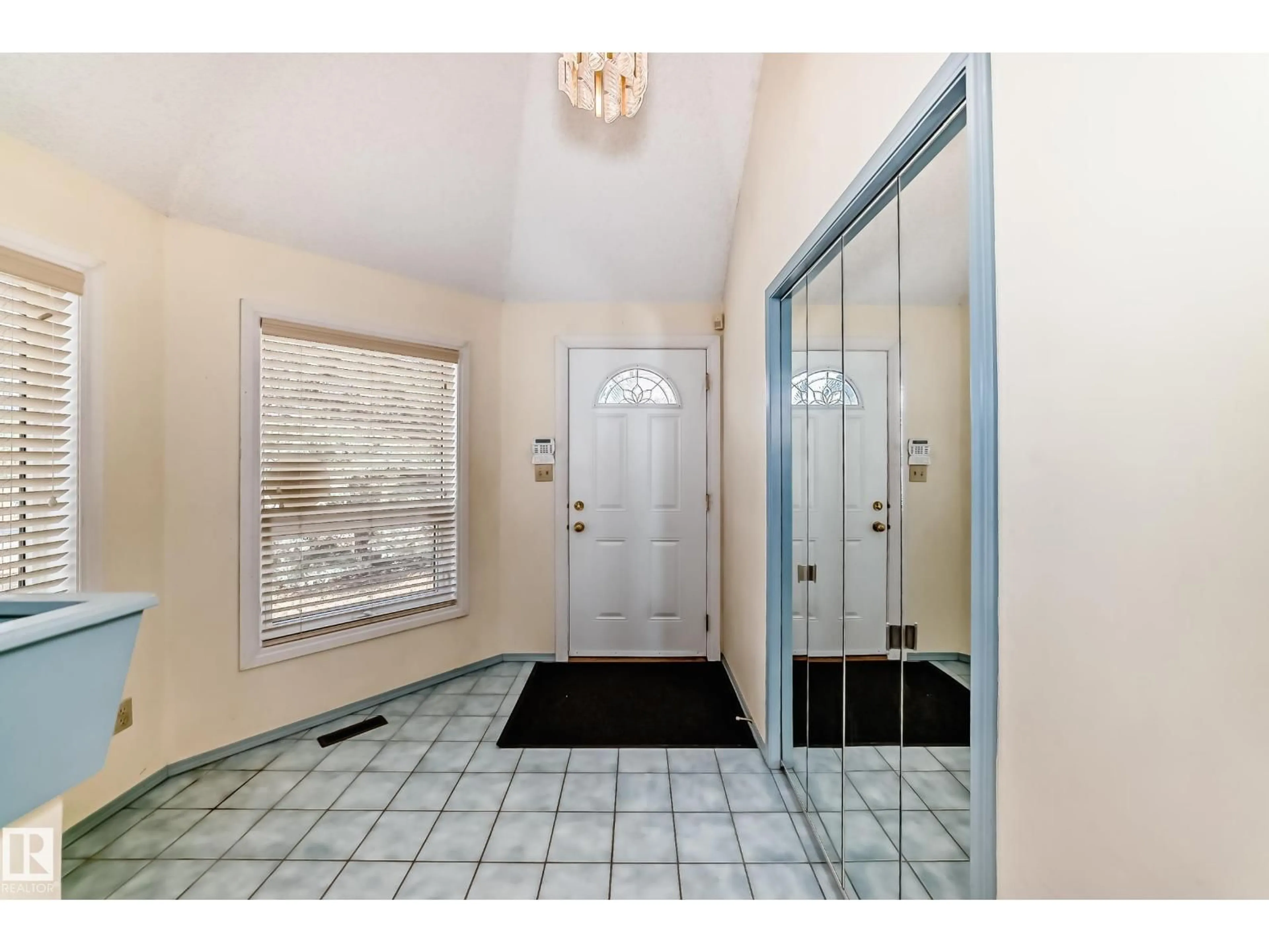 Indoor entryway for 63 PIEDMONT CR, St. Albert Alberta T8N5G2