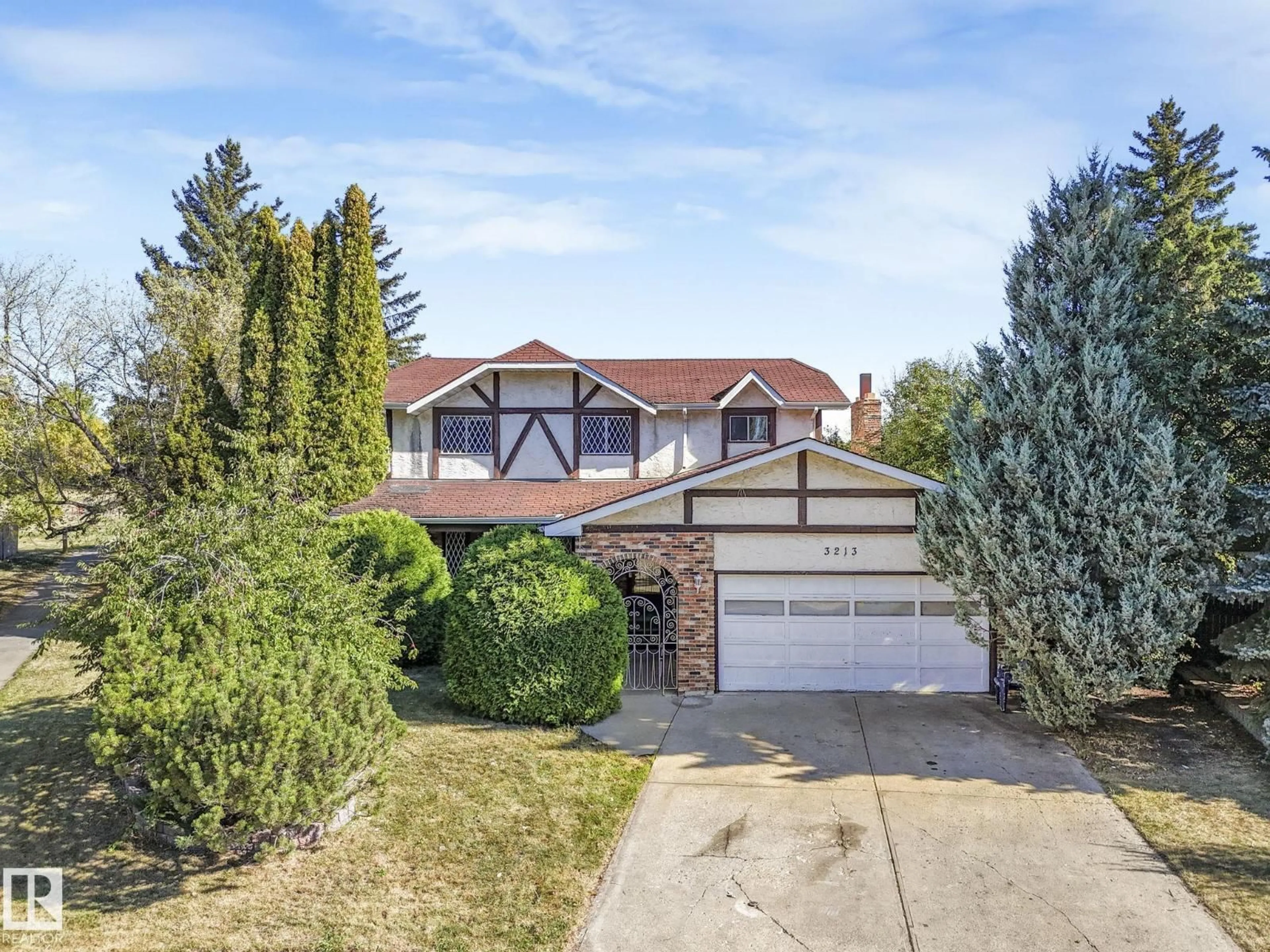 A pic from outside/outdoor area/front of a property/back of a property/a pic from drone, street for NW - 3213 111A ST, Edmonton Alberta T6J3Y5