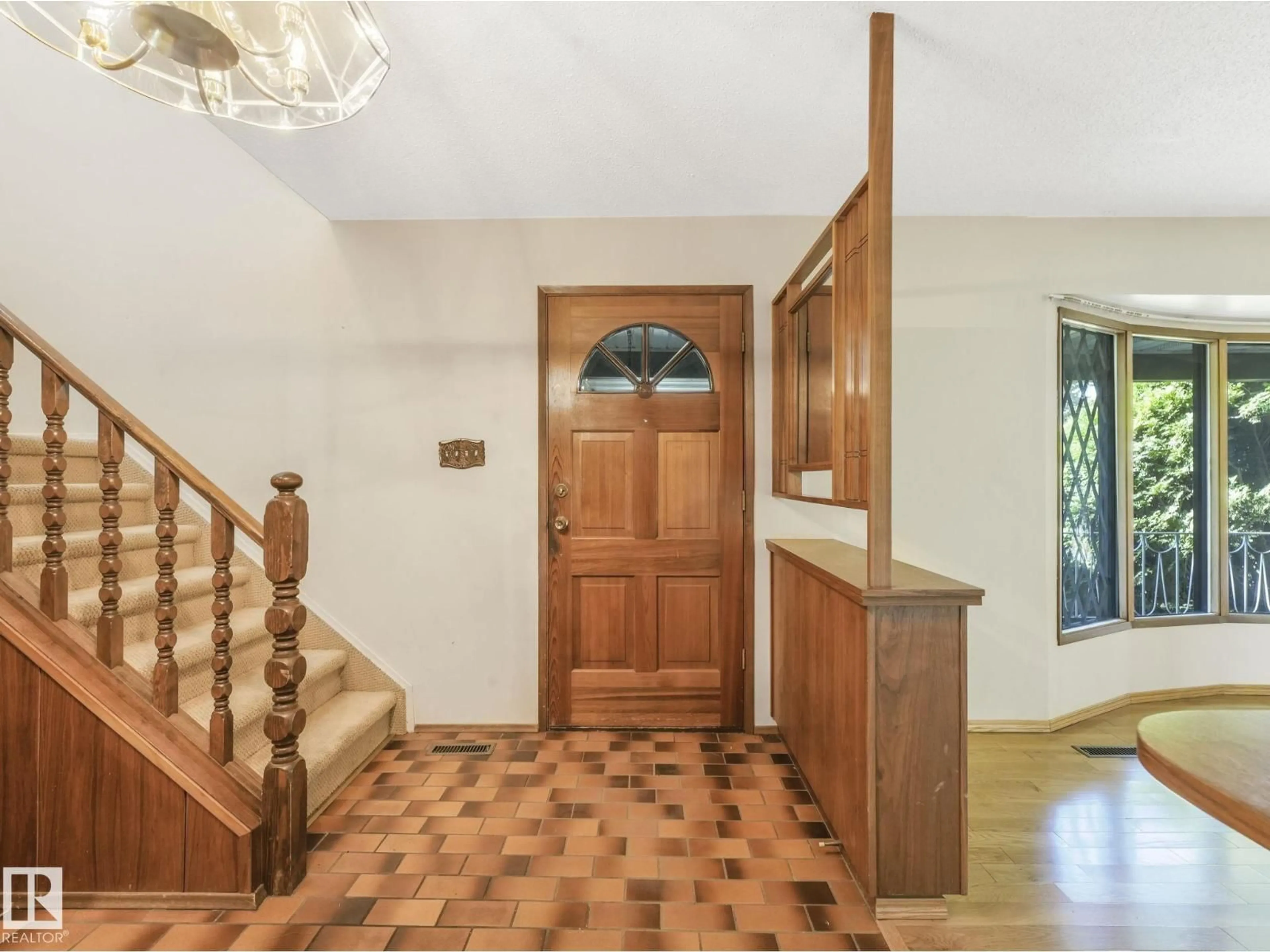 Indoor foyer for NW - 3213 111A ST, Edmonton Alberta T6J3Y5