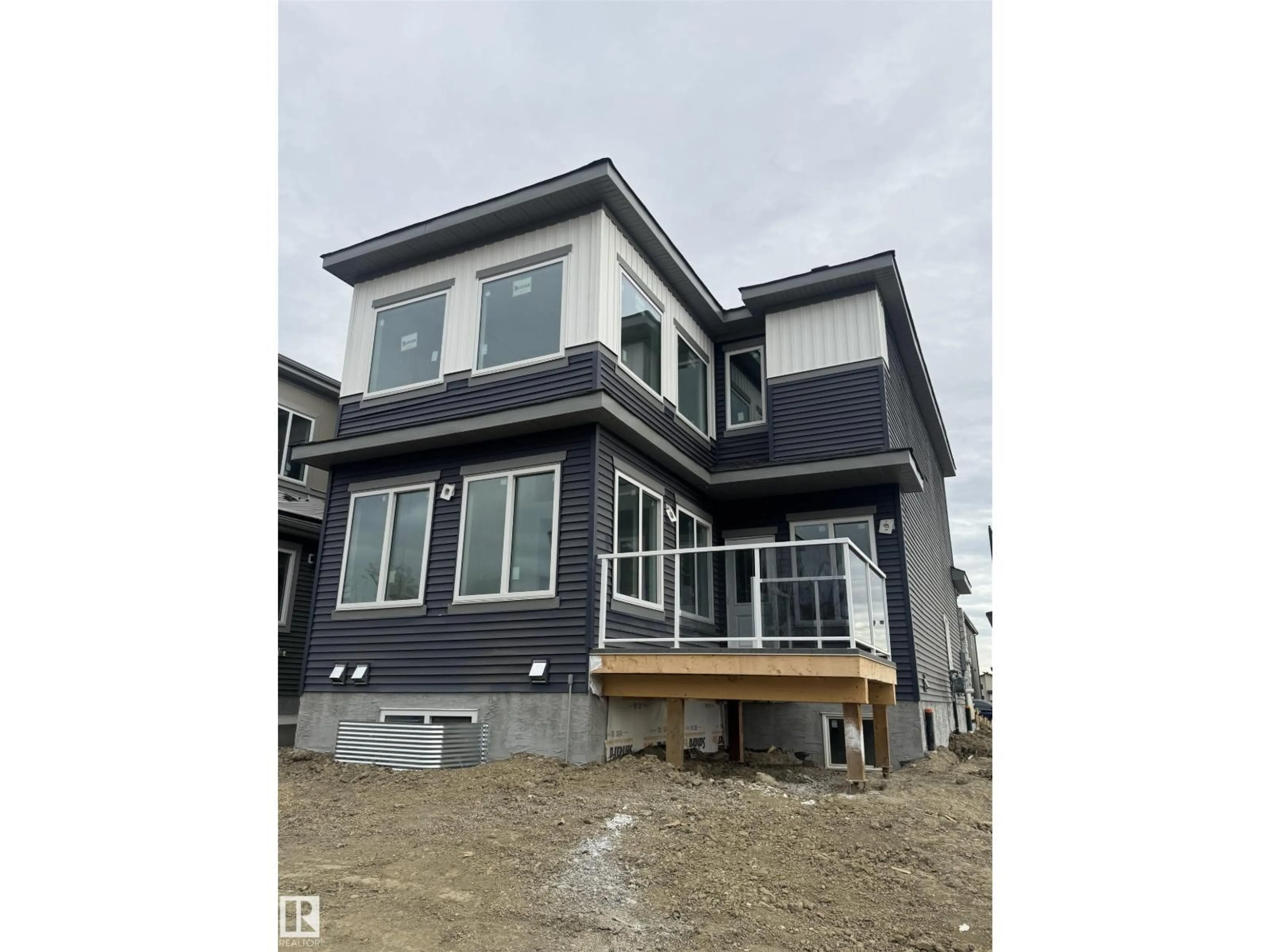 Home with vinyl exterior material, building for 8453 MAYDAY LINK, Edmonton Alberta T6X3G1