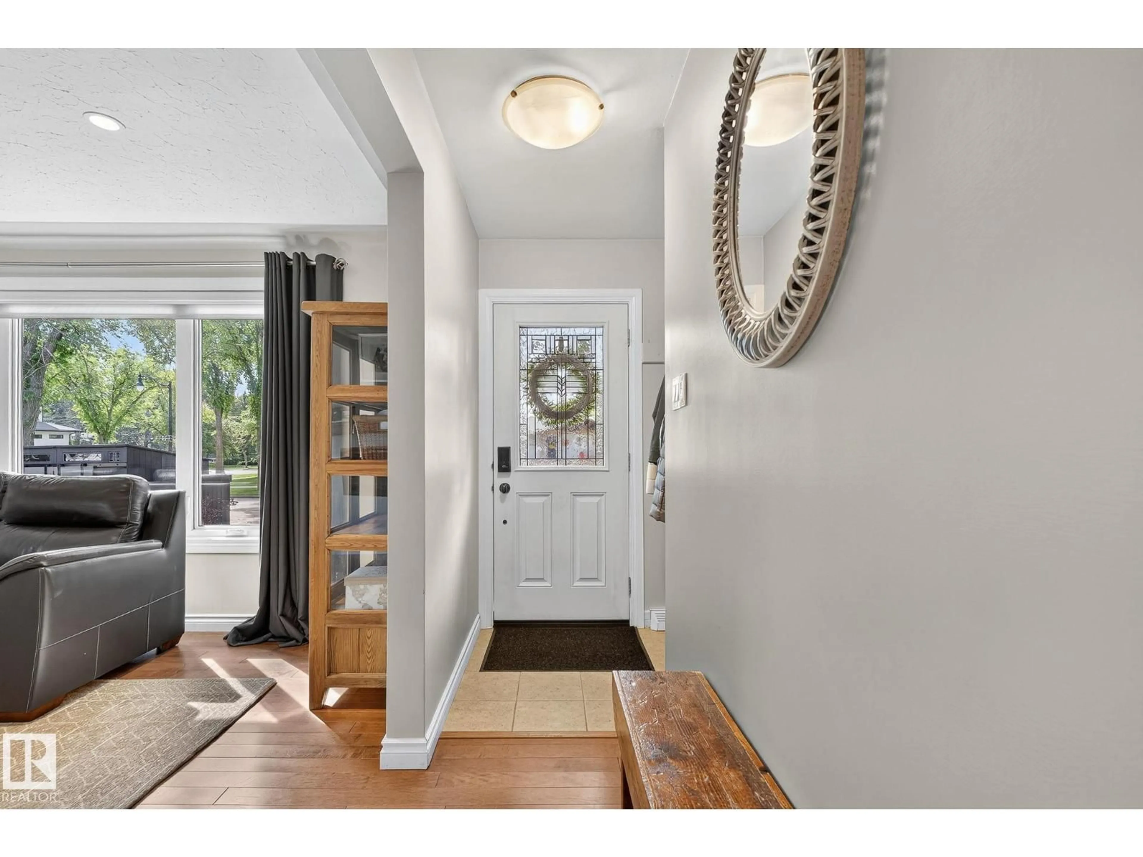 Indoor entryway for 14808 93 AV, Edmonton Alberta T5R5G9
