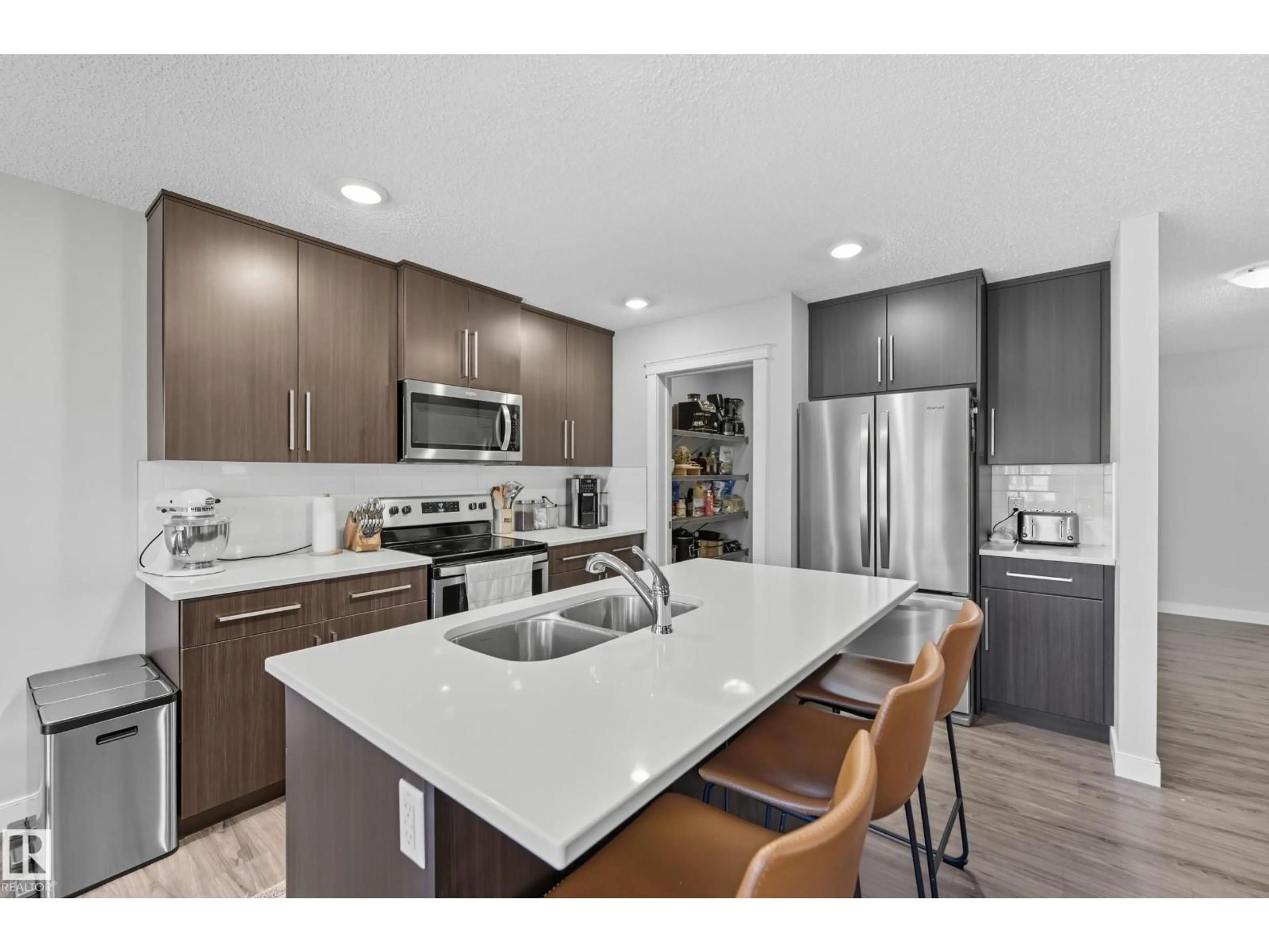 Open concept kitchen, ceramic/tile floor for 10615 98 ST, Morinville Alberta T8R0C7