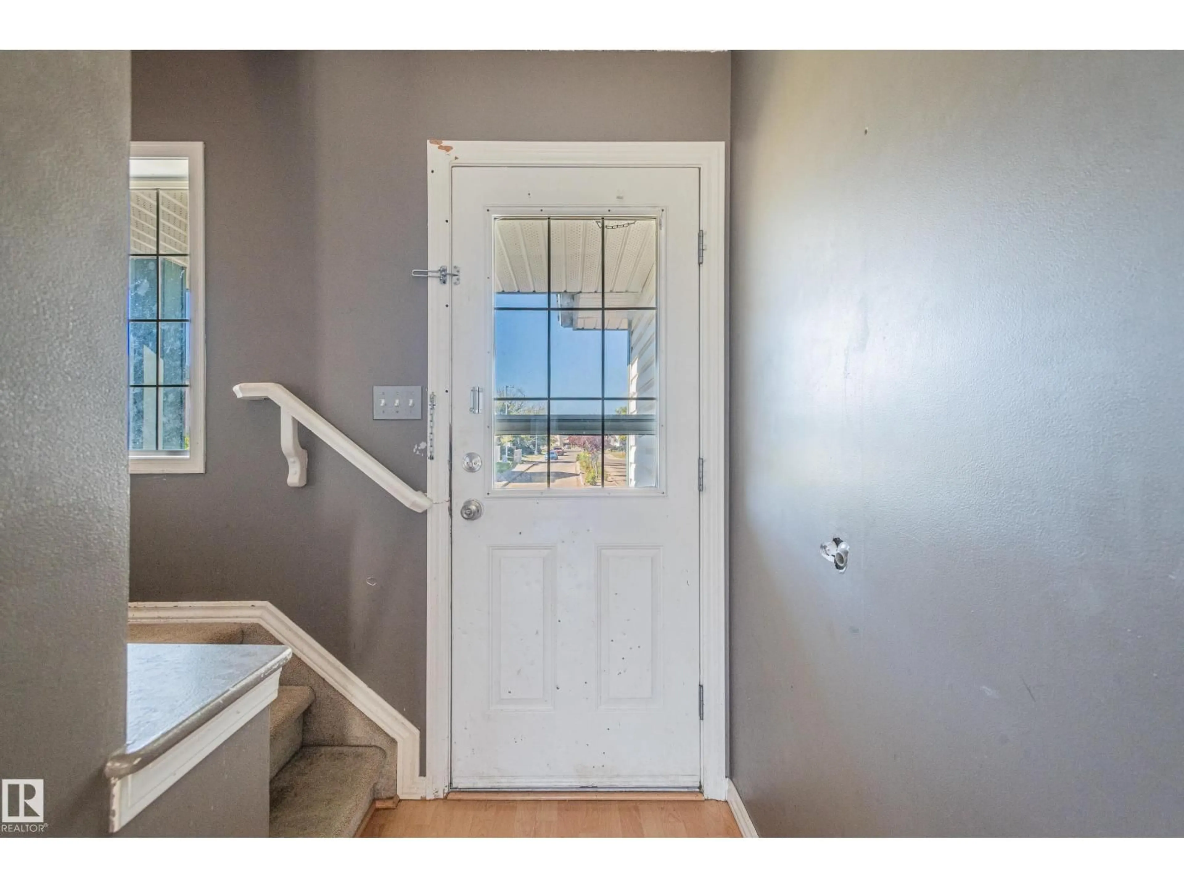 Indoor entryway for 13447 33 ST, Edmonton Alberta T5A5C1