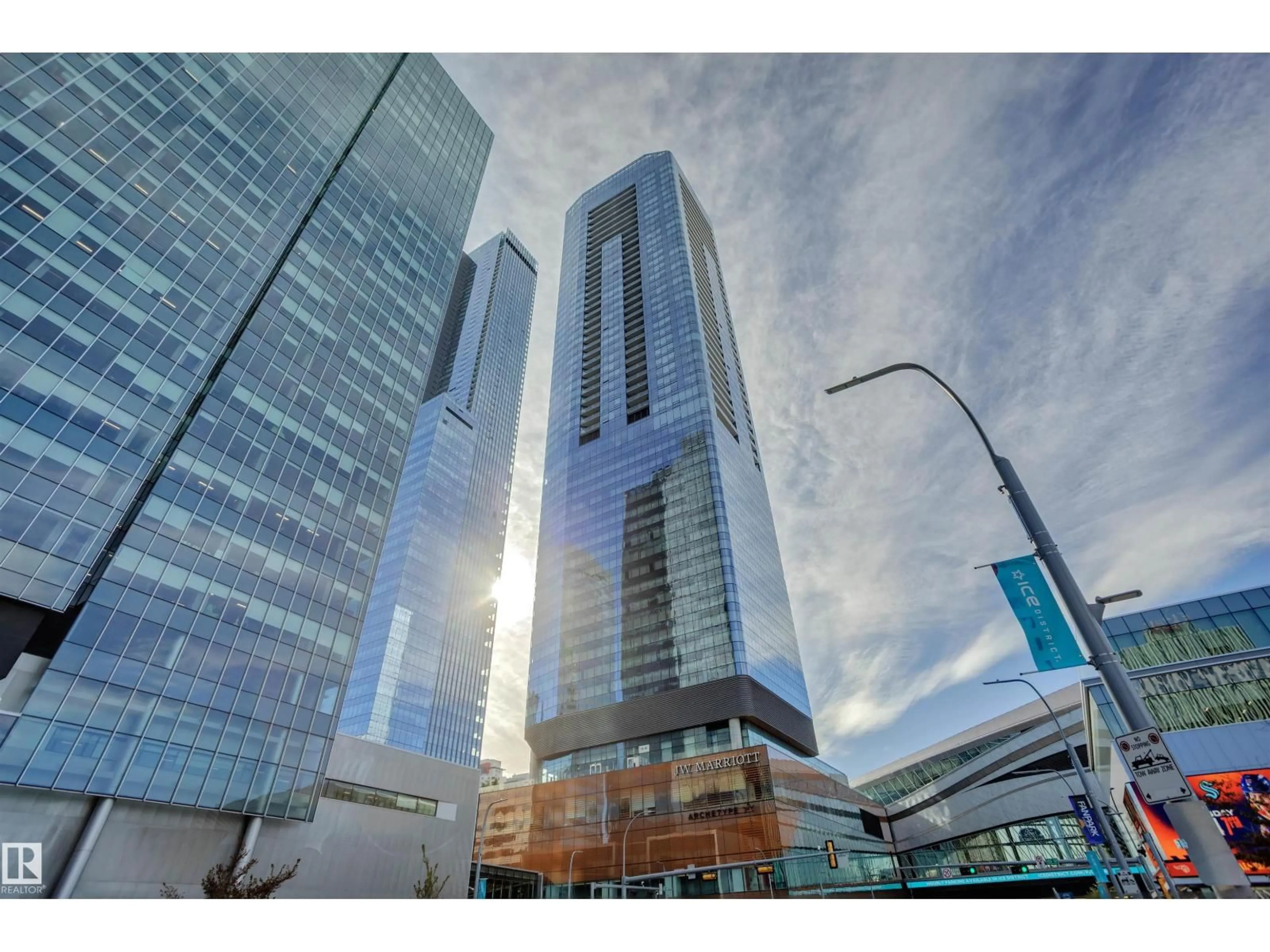 Indoor foyer for 5002 10360 102 ST NW, Edmonton Alberta T5J0K6
