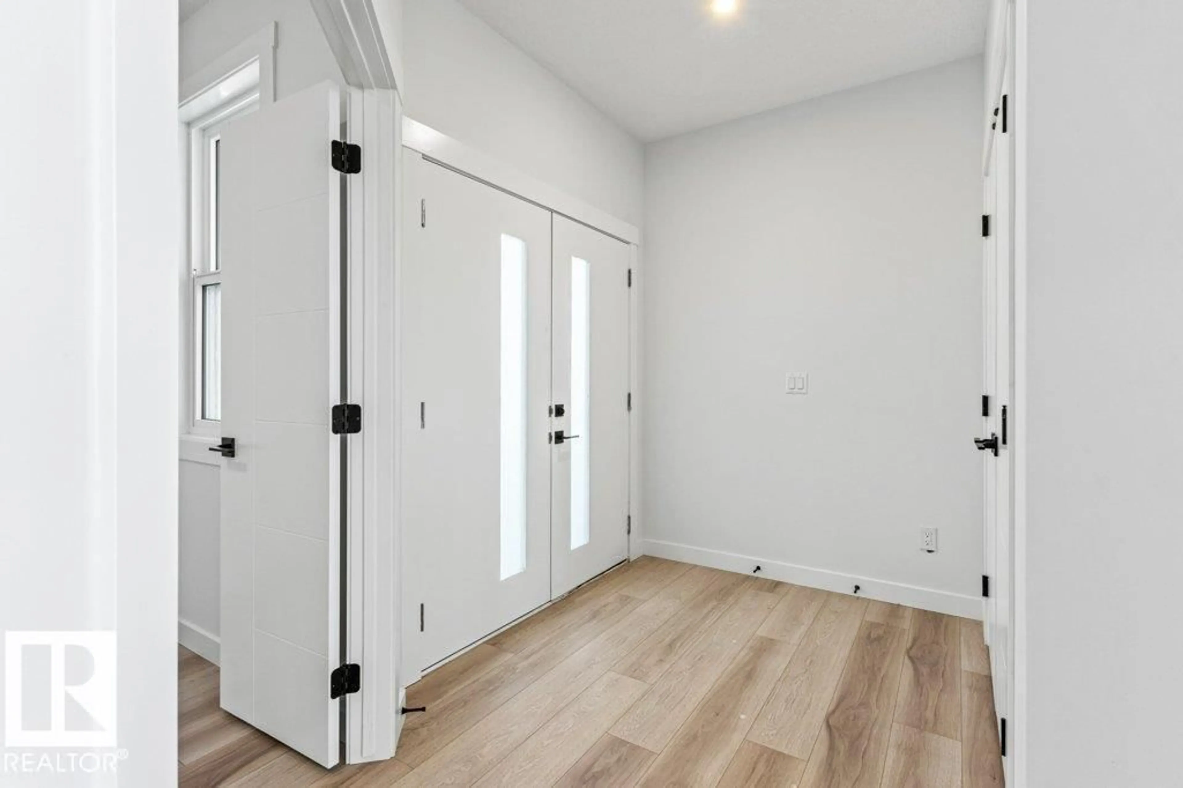 Indoor entryway for 5018 53 AVE, Calmar Alberta T0C0V0