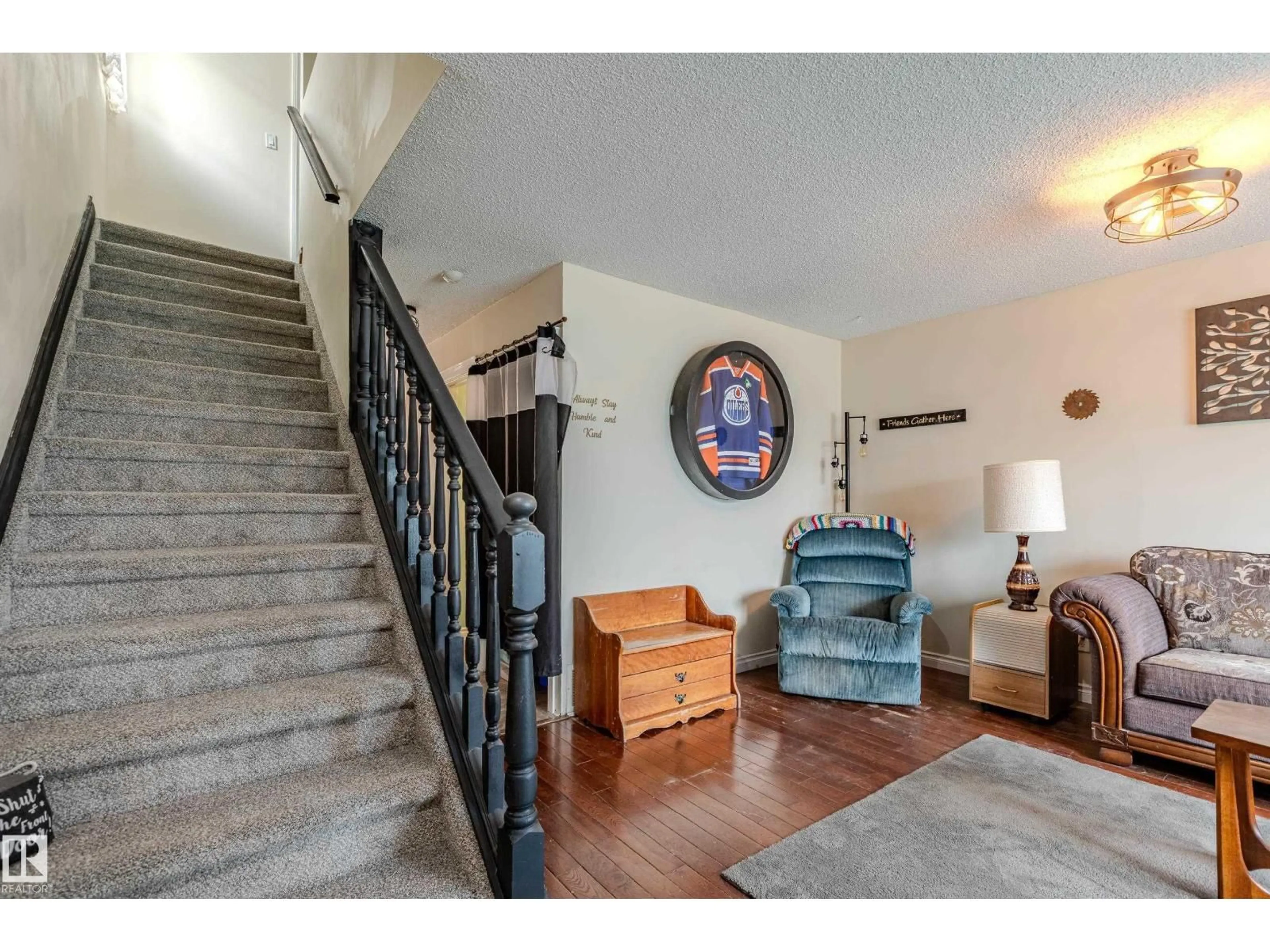 Indoor foyer for 10714 98 AV, Morinville Alberta T8R1E5