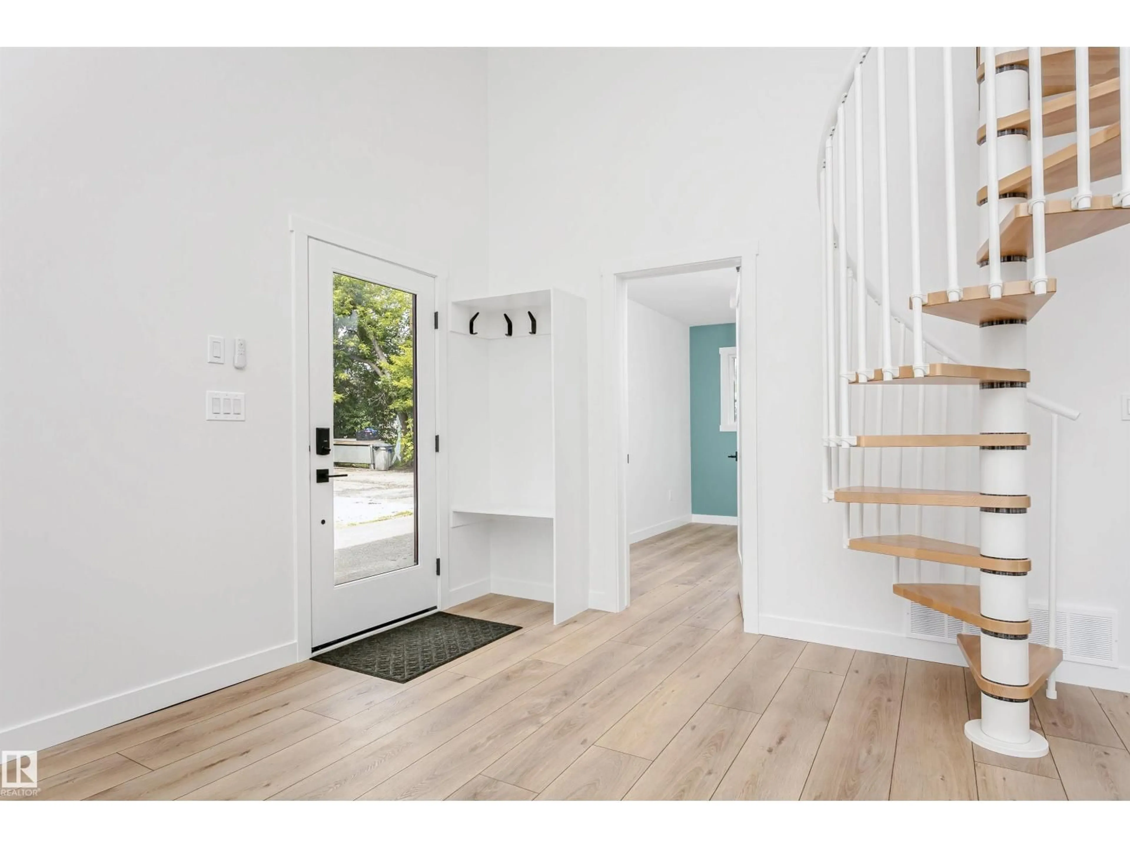 Indoor entryway for 55022 STE - 24 ANNE TR, Rural Lac Ste. Anne County Alberta T0E1A1