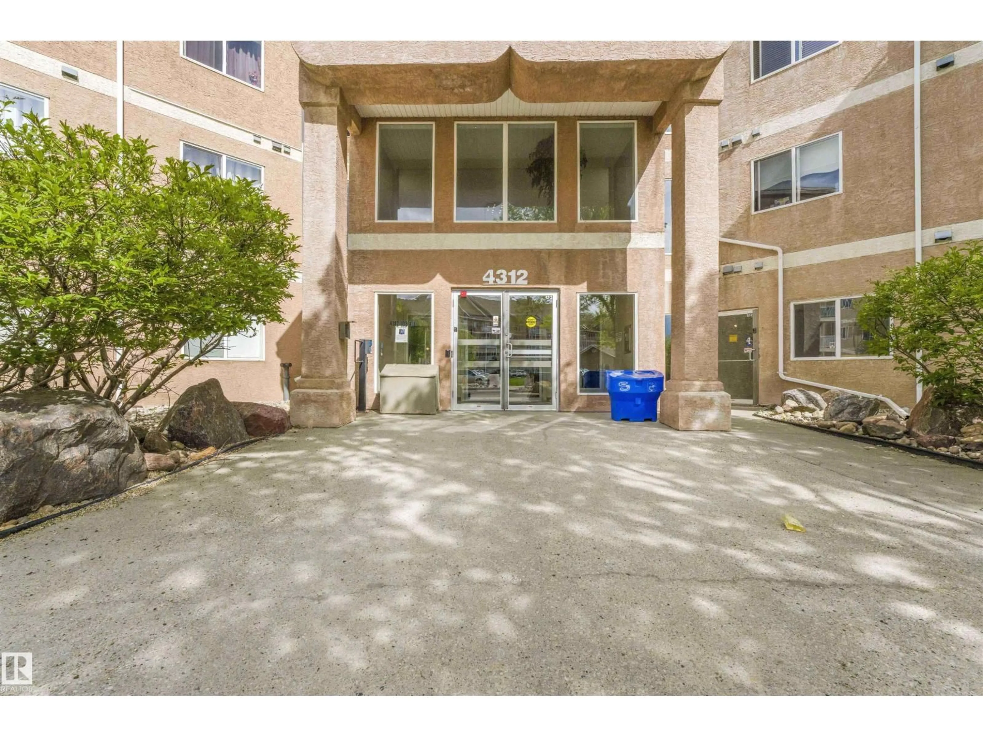 Indoor foyer for 4312 139 AV, Edmonton Alberta T5Y3J4