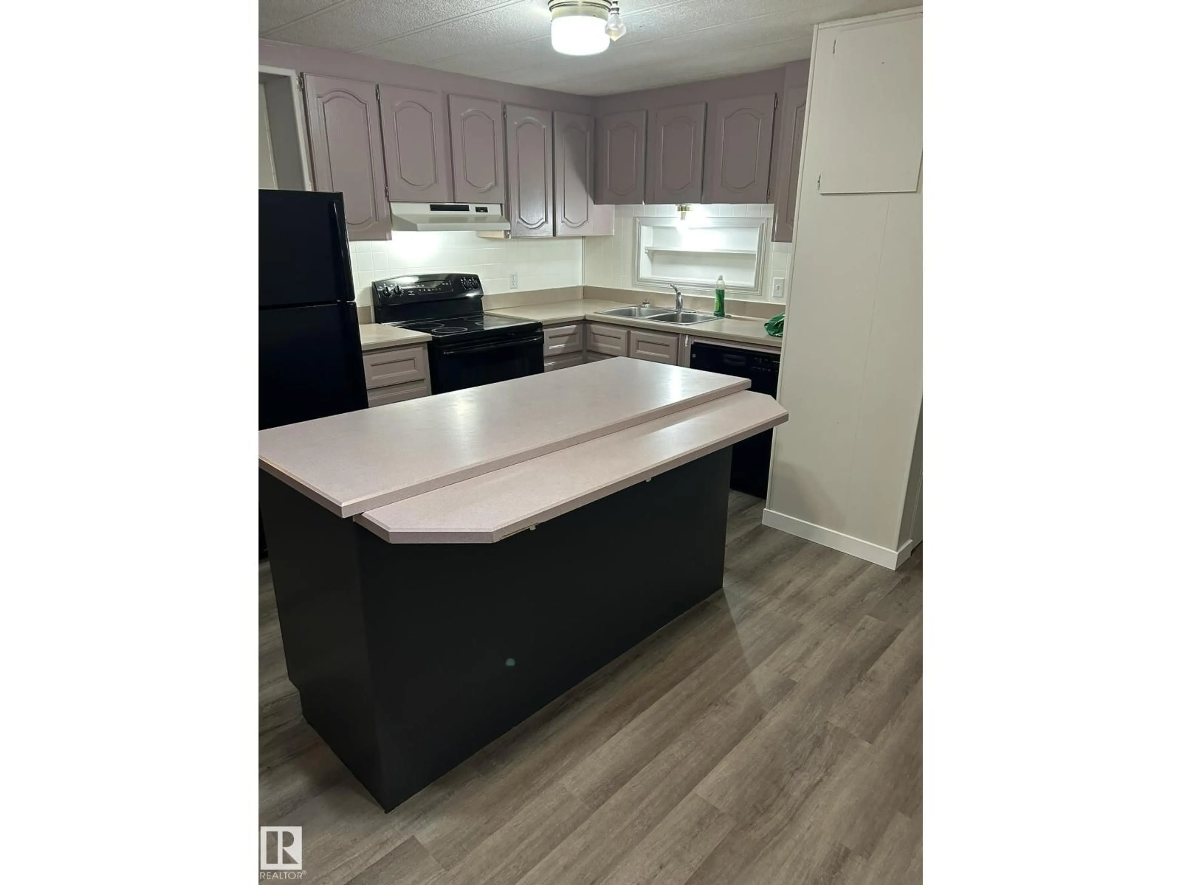 Open concept kitchen, unknown for #47 - 4204 47 ST, Wetaskiwin Alberta T9A2H5