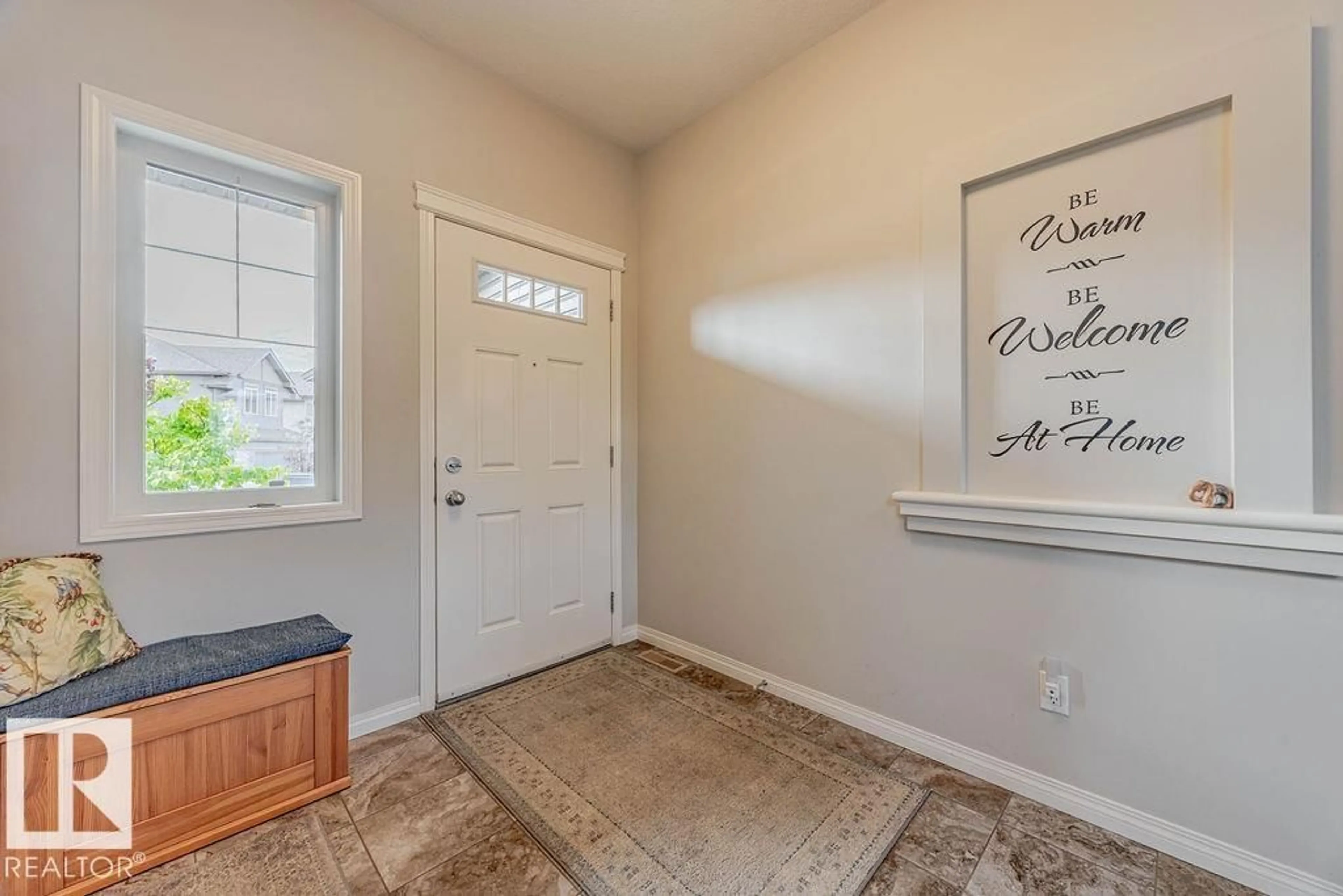 Indoor entryway for 1019 COOPERS HAWK LI, Edmonton Alberta T5S0H7