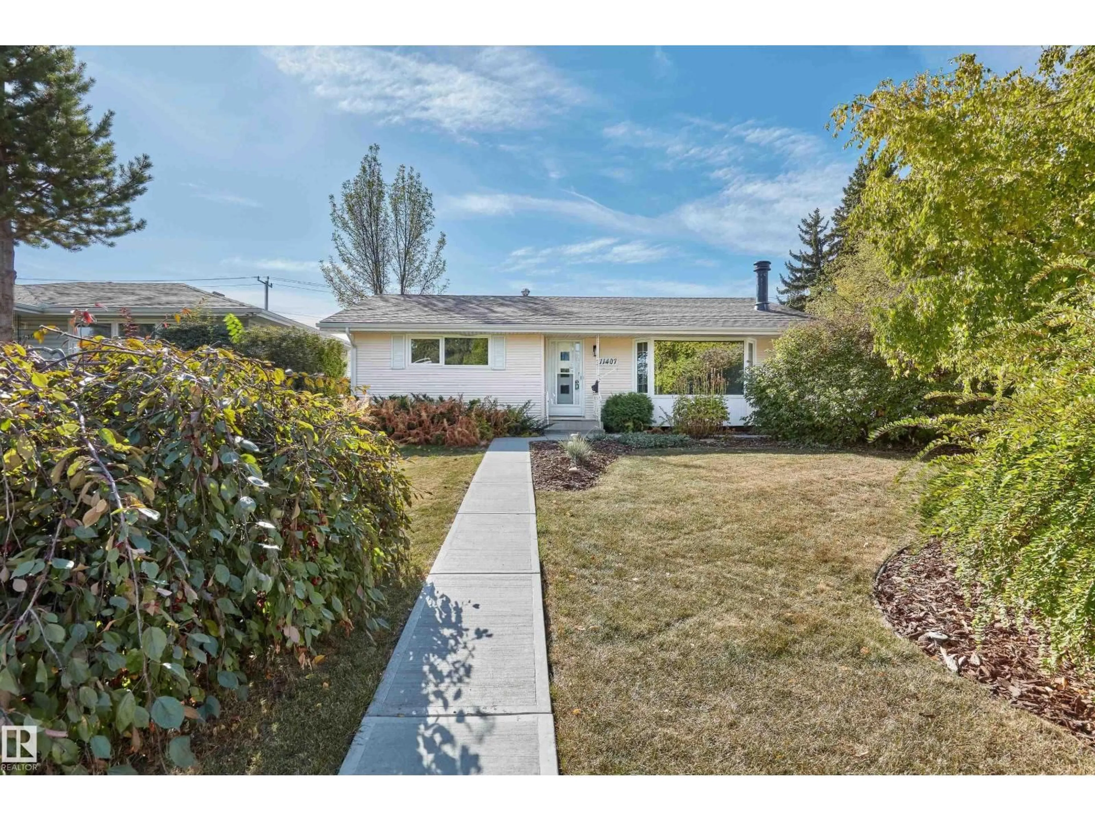 A pic from outside/outdoor area/front of a property/back of a property/a pic from drone, street for 11407 46 AV, Edmonton Alberta T6H0A4