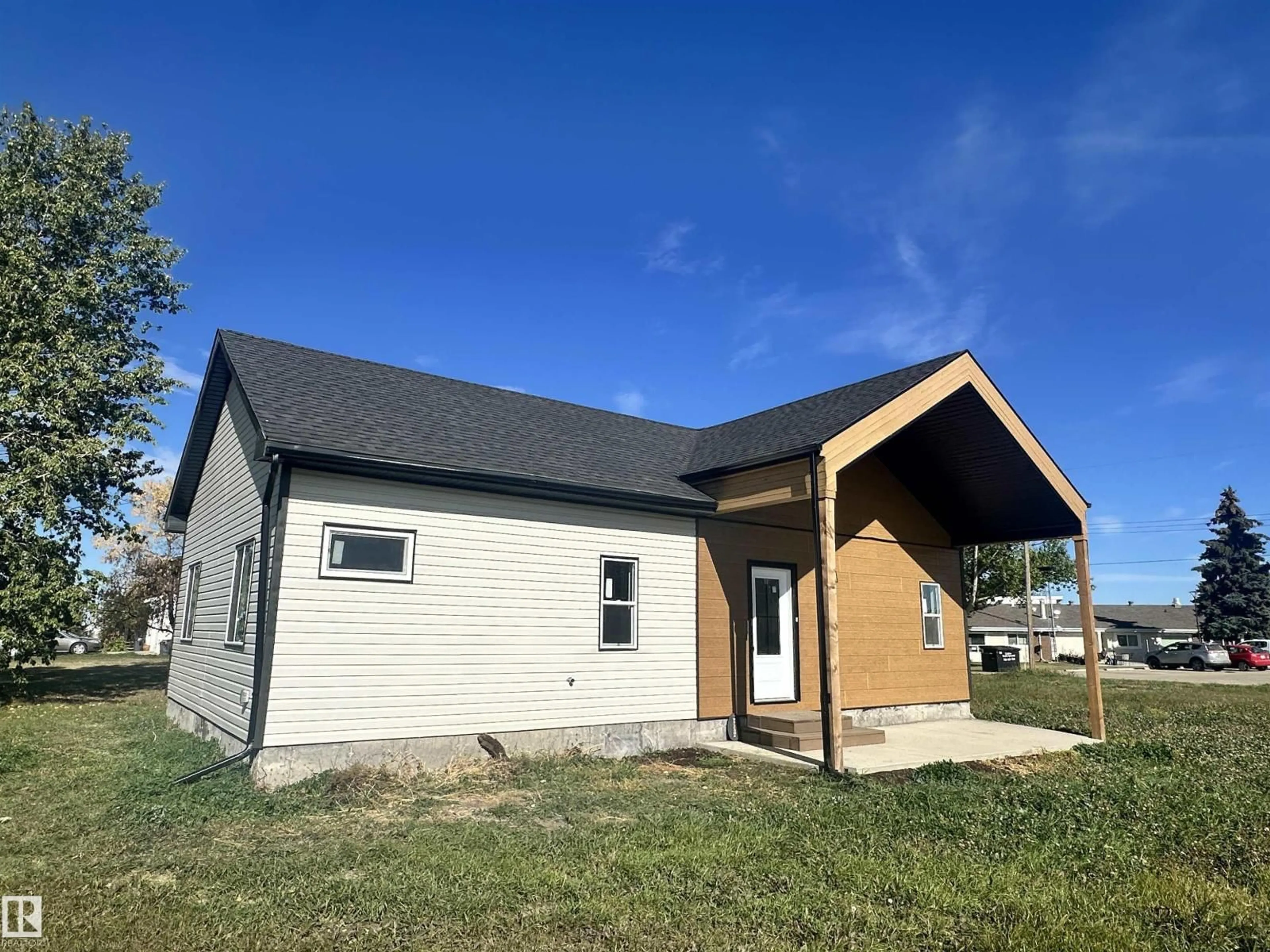 Home with vinyl exterior material, building for 4743 47 ST, Clyde Alberta T0G0P0