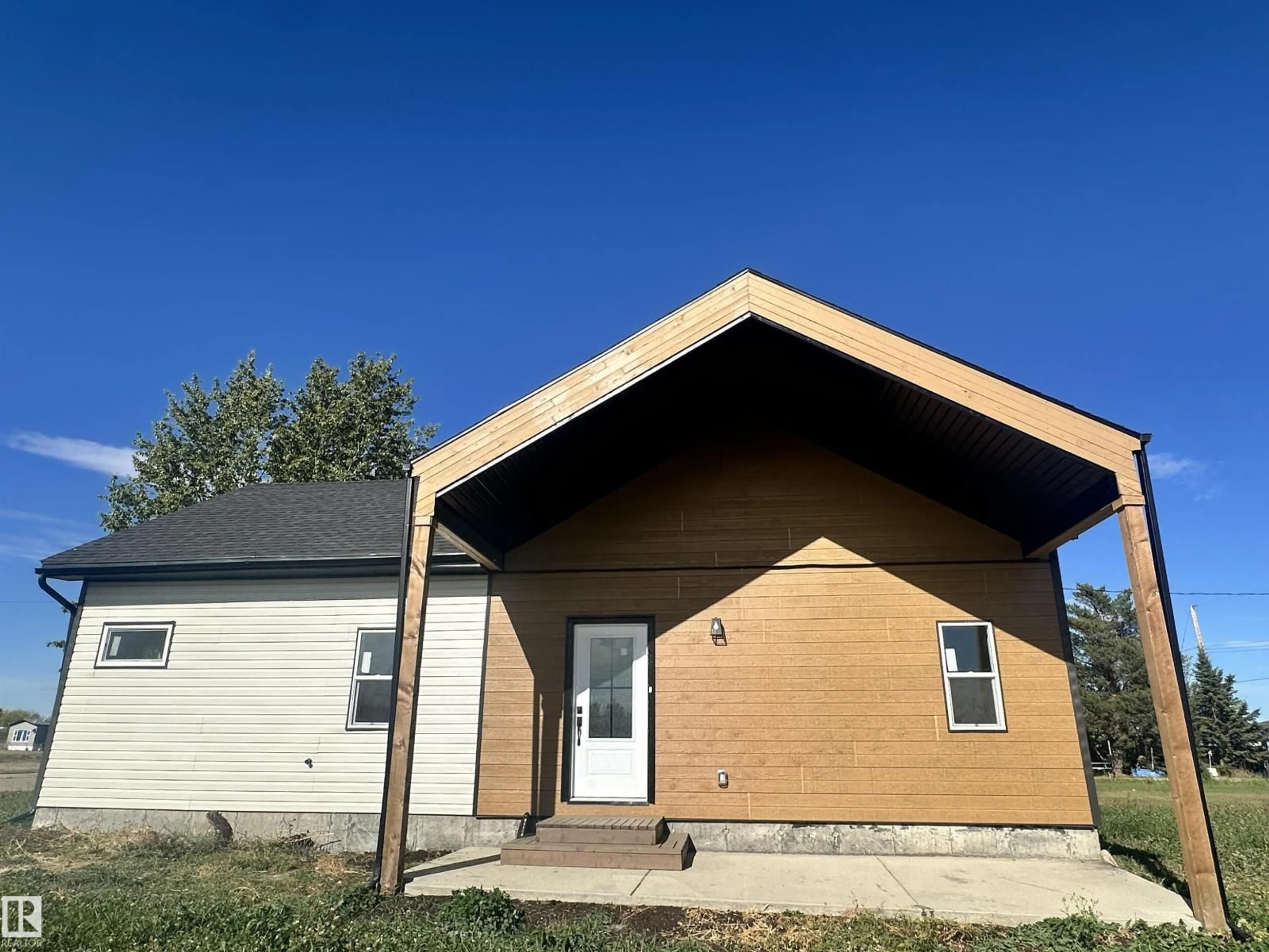 Home with vinyl exterior material, building for 4743 47 ST, Clyde Alberta T0G0P0
