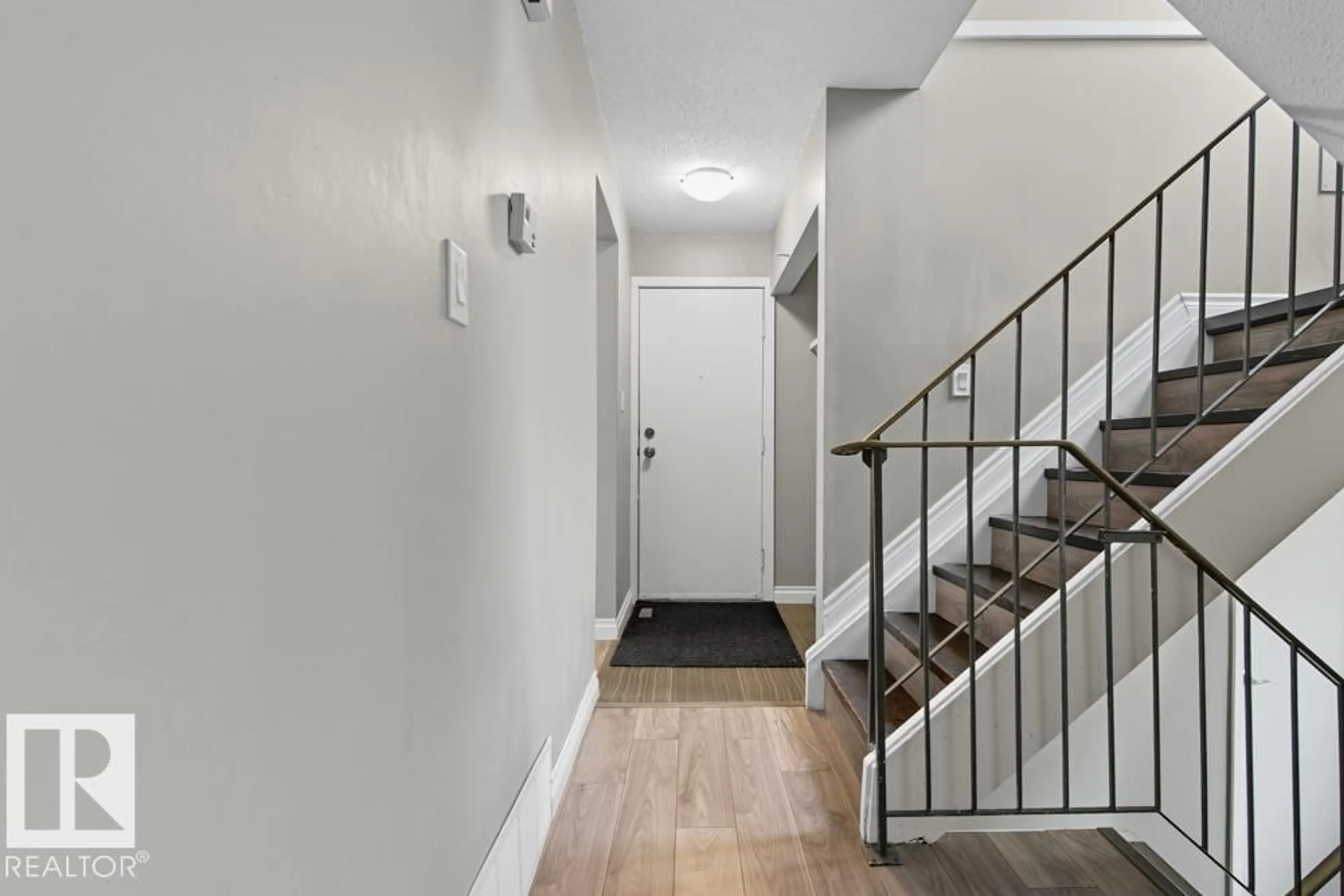 Indoor entryway for 849 ERIN PL, Edmonton Alberta T5T1M6