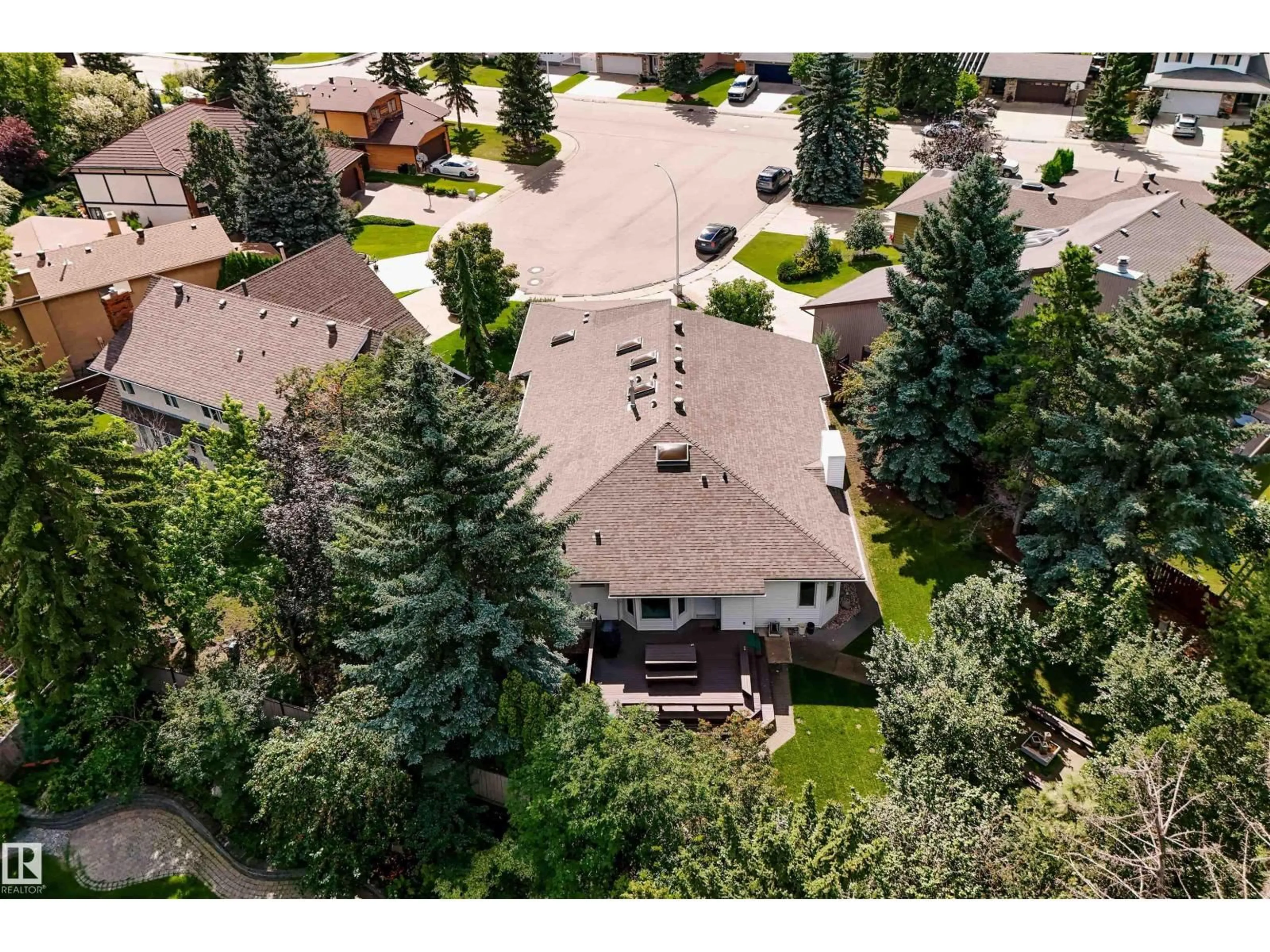 A pic from outside/outdoor area/front of a property/back of a property/a pic from drone, street for NW - 12412 28 AV, Edmonton Alberta T6J4E4
