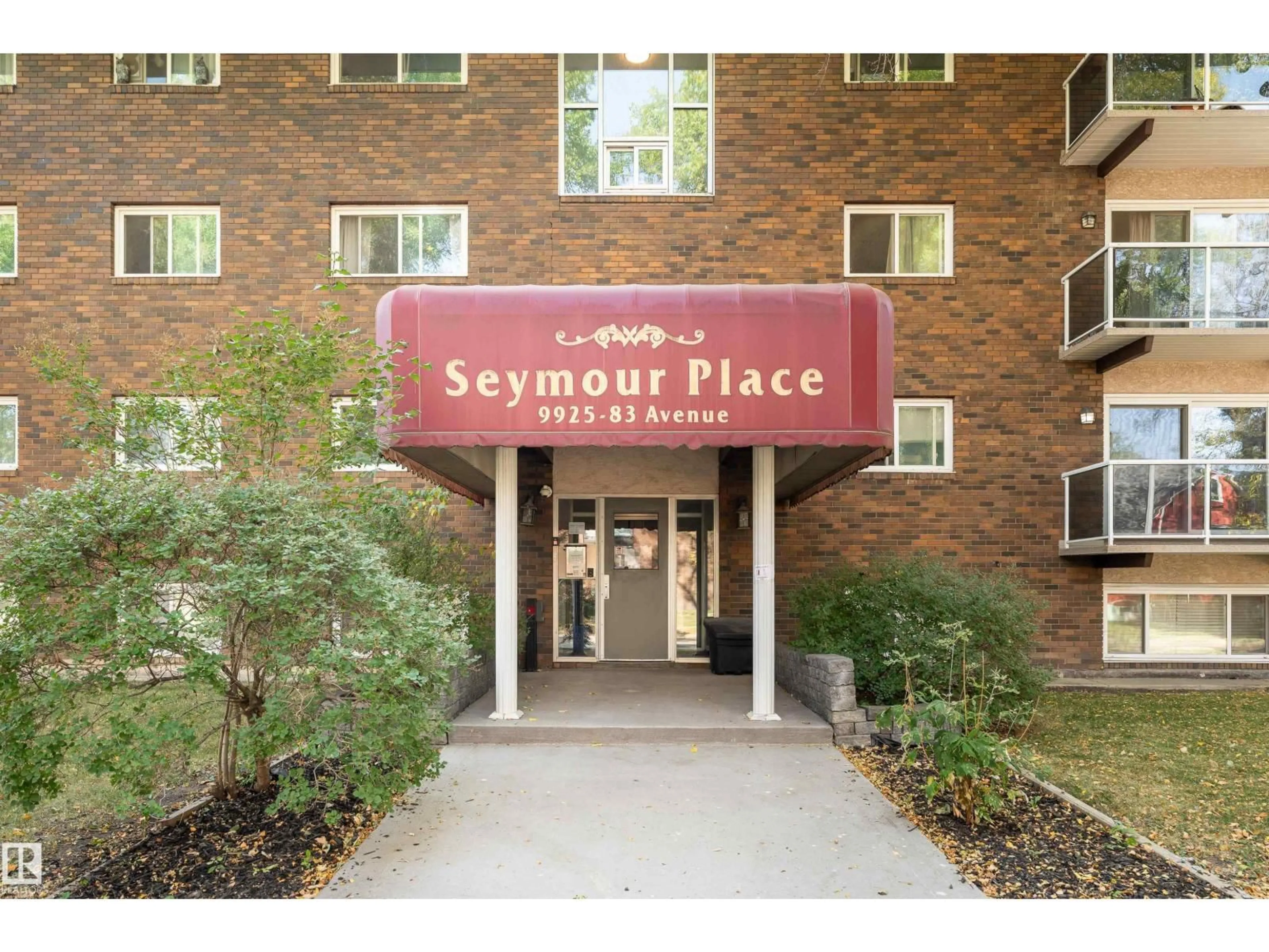 Indoor foyer for #101 - 9925 83 AV, Edmonton Alberta T6E2B9