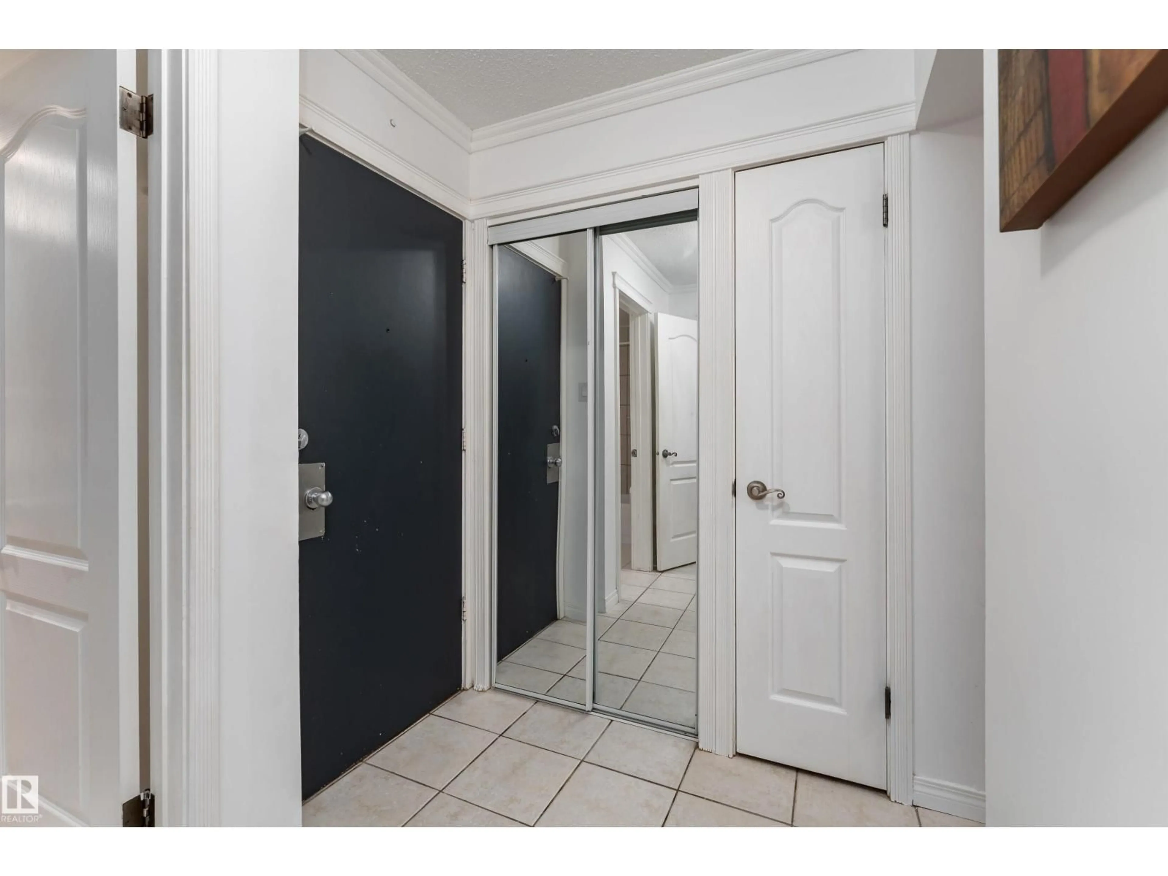 Indoor entryway for #101 - 9925 83 AV, Edmonton Alberta T6E2B9