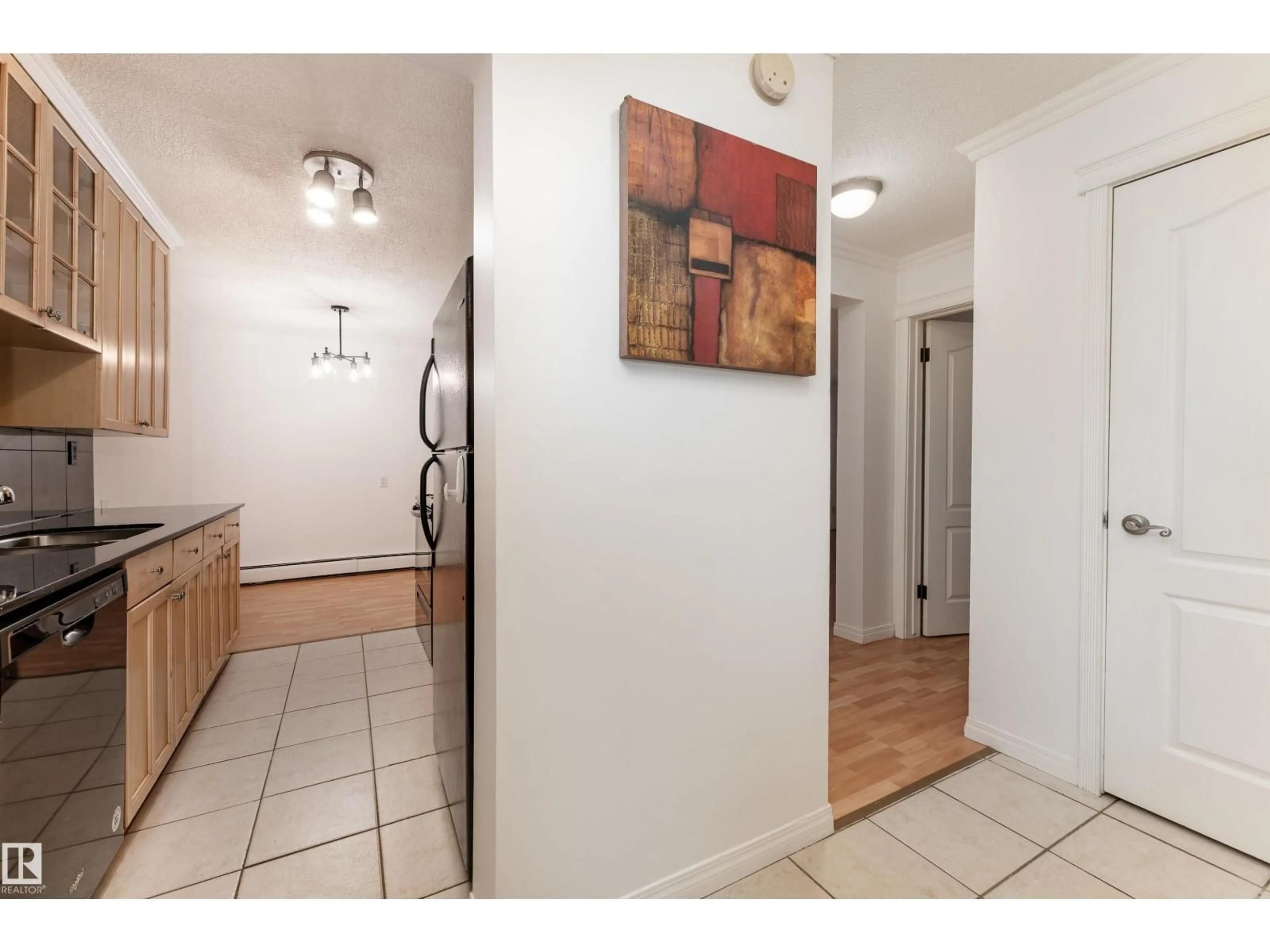 Indoor entryway for #101 - 9925 83 AV, Edmonton Alberta T6E2B9