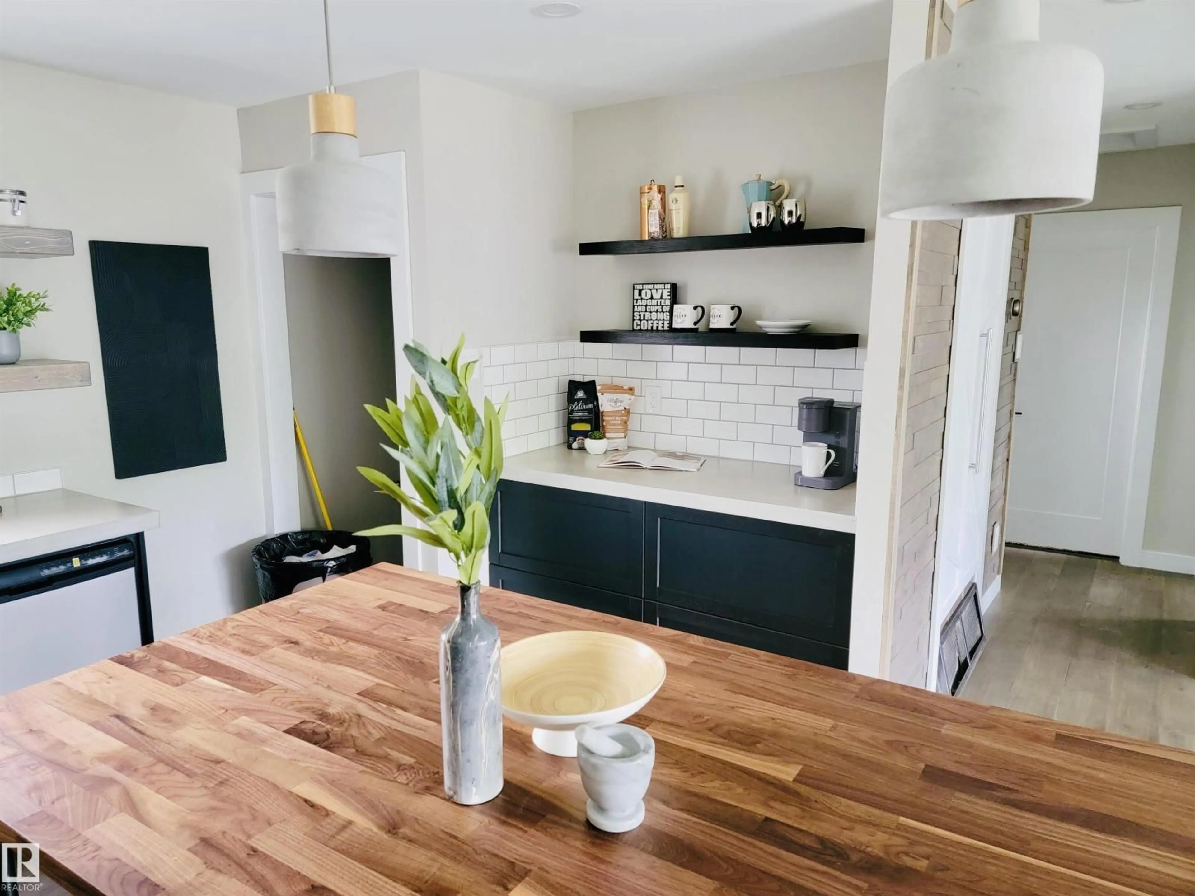 Contemporary kitchen, wood/laminate floor for NW - 9222 151 ST, Edmonton Alberta T5R1J7