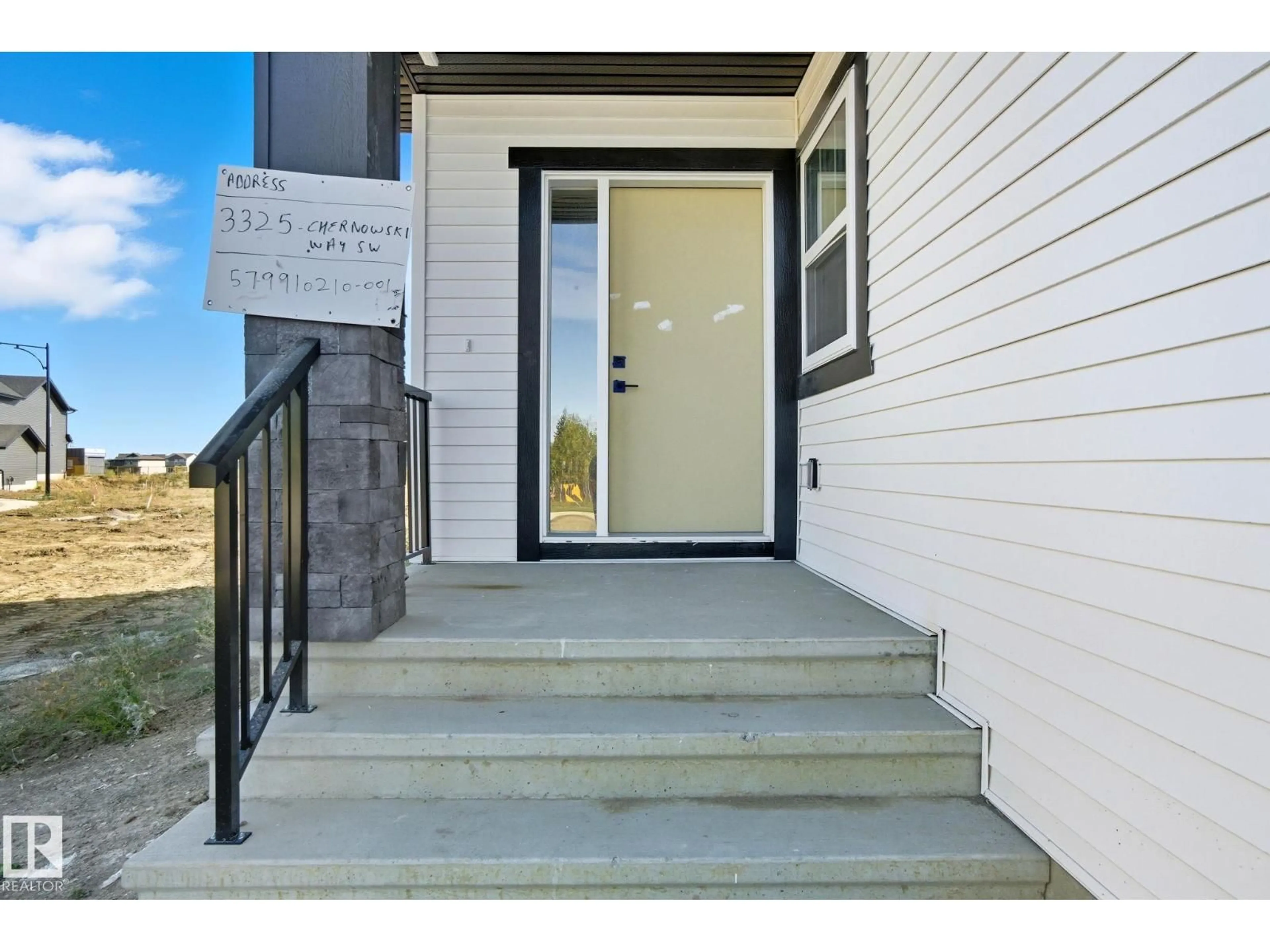 Indoor entryway for 3325 CHERNOWSKI WY, Edmonton Alberta T6W5H2