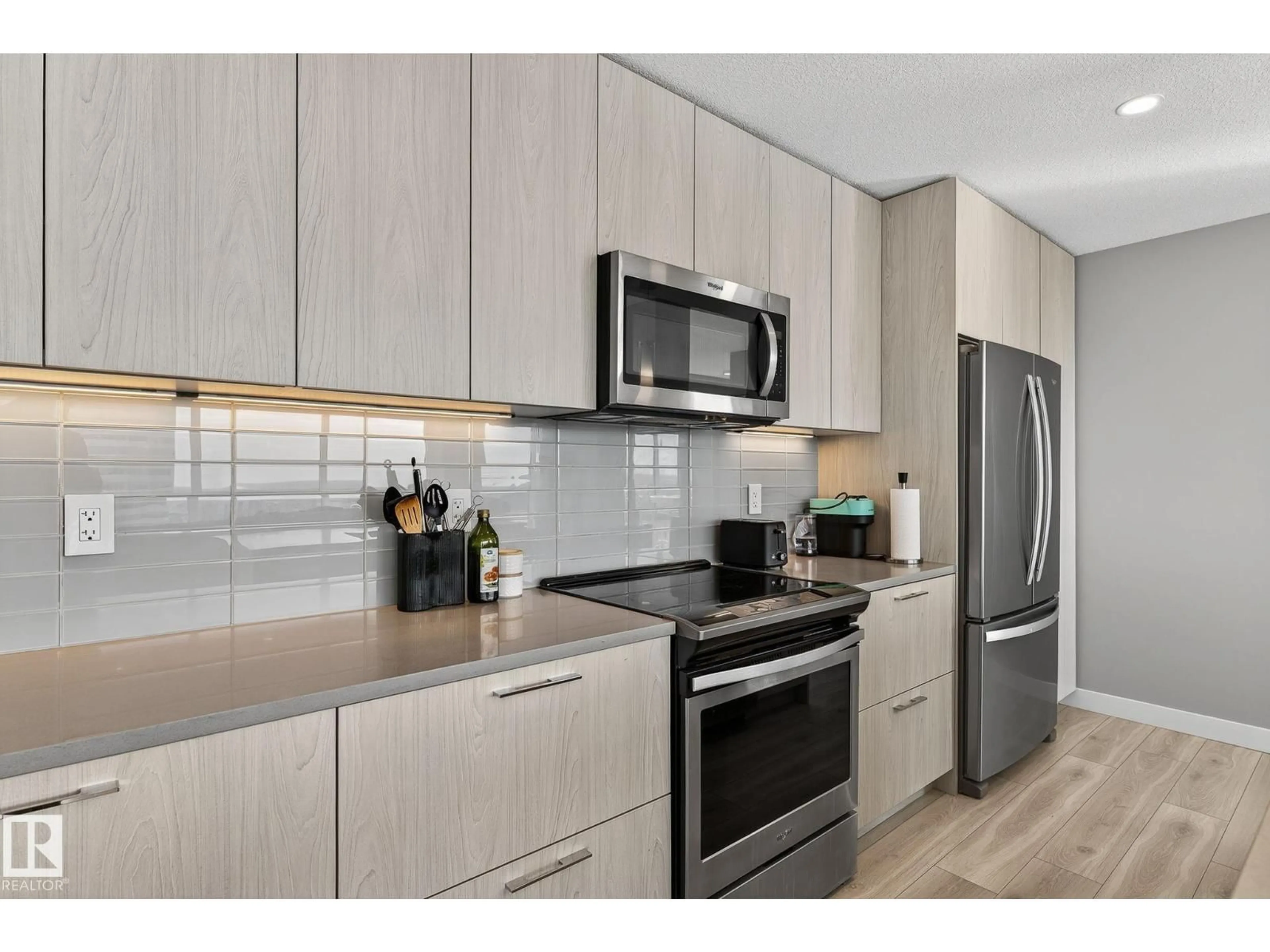 Standard kitchen, unknown for 3100 10180 103 ST NW, Edmonton Alberta T5J0L1