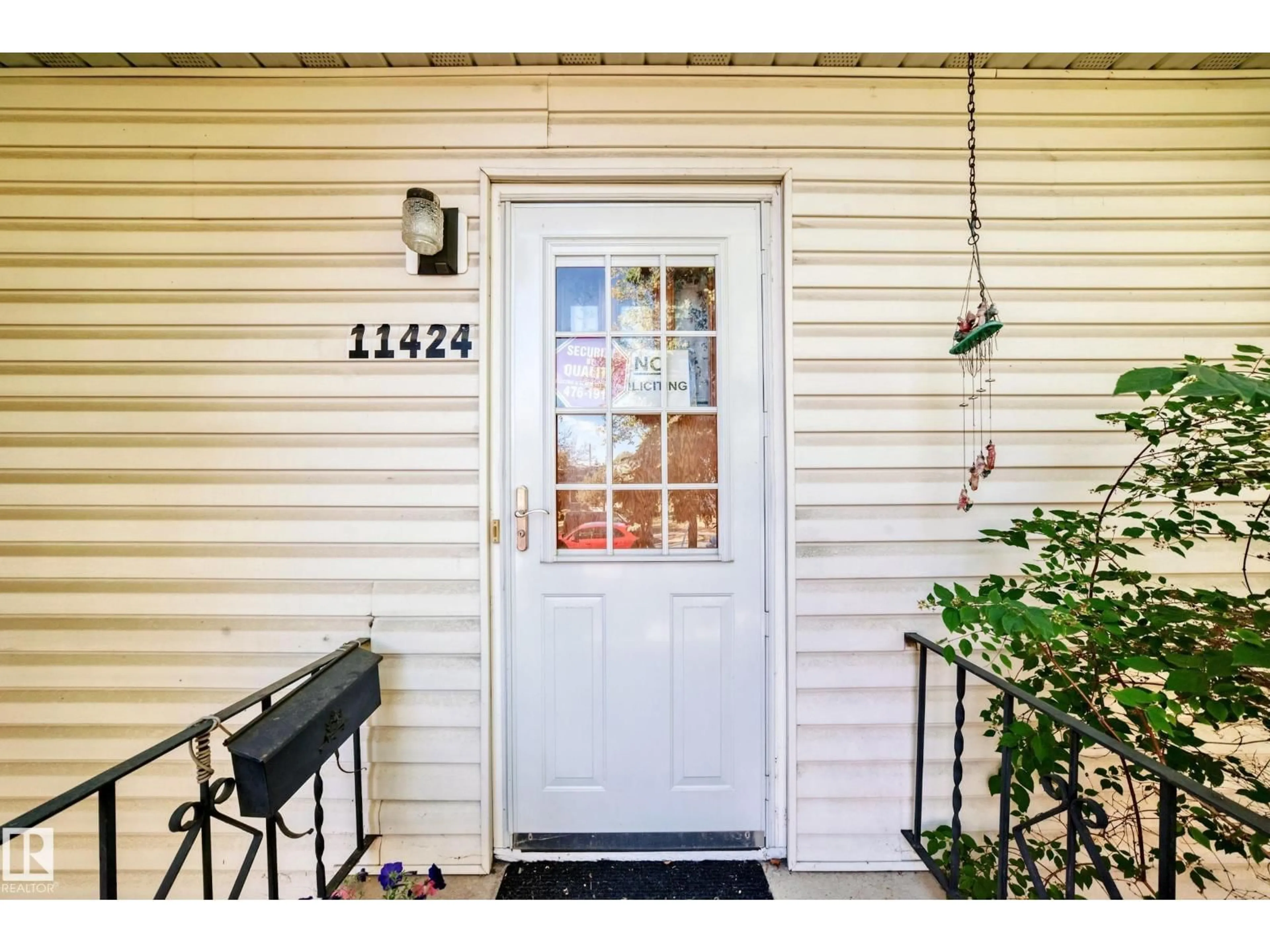 Indoor entryway for 11424 105 ST NW, Edmonton Alberta T5G2M8