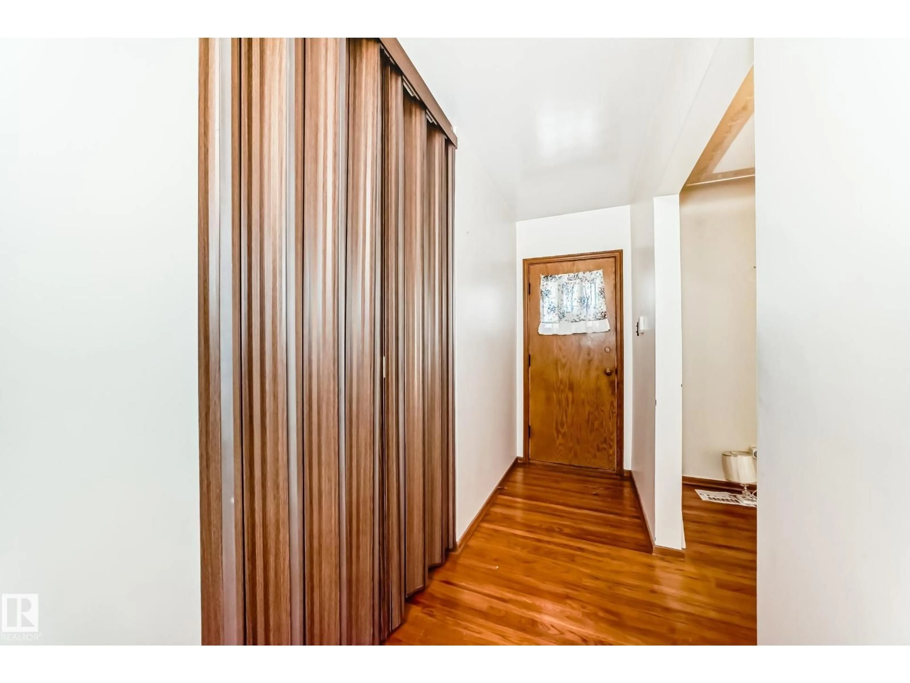 Indoor entryway for 11424 105 ST NW, Edmonton Alberta T5G2M8