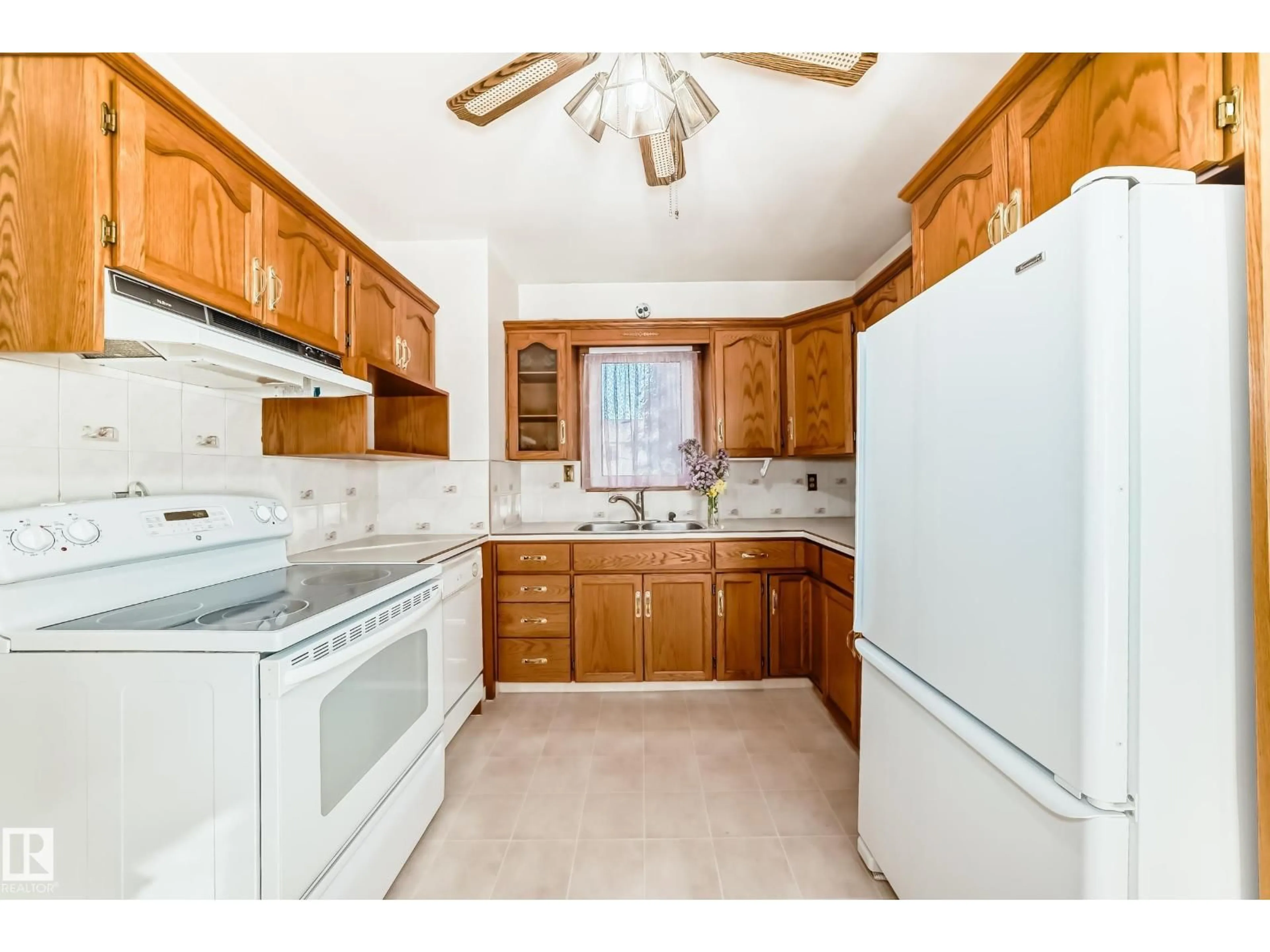 Standard kitchen, ceramic/tile floor for 11424 105 ST NW, Edmonton Alberta T5G2M8
